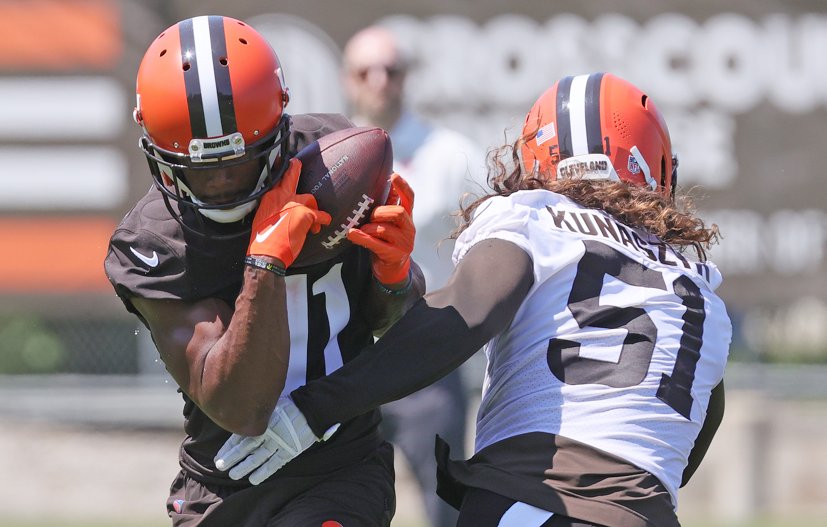 Jordan Kunaszyk of the Cleveland Browns waits for the snap during