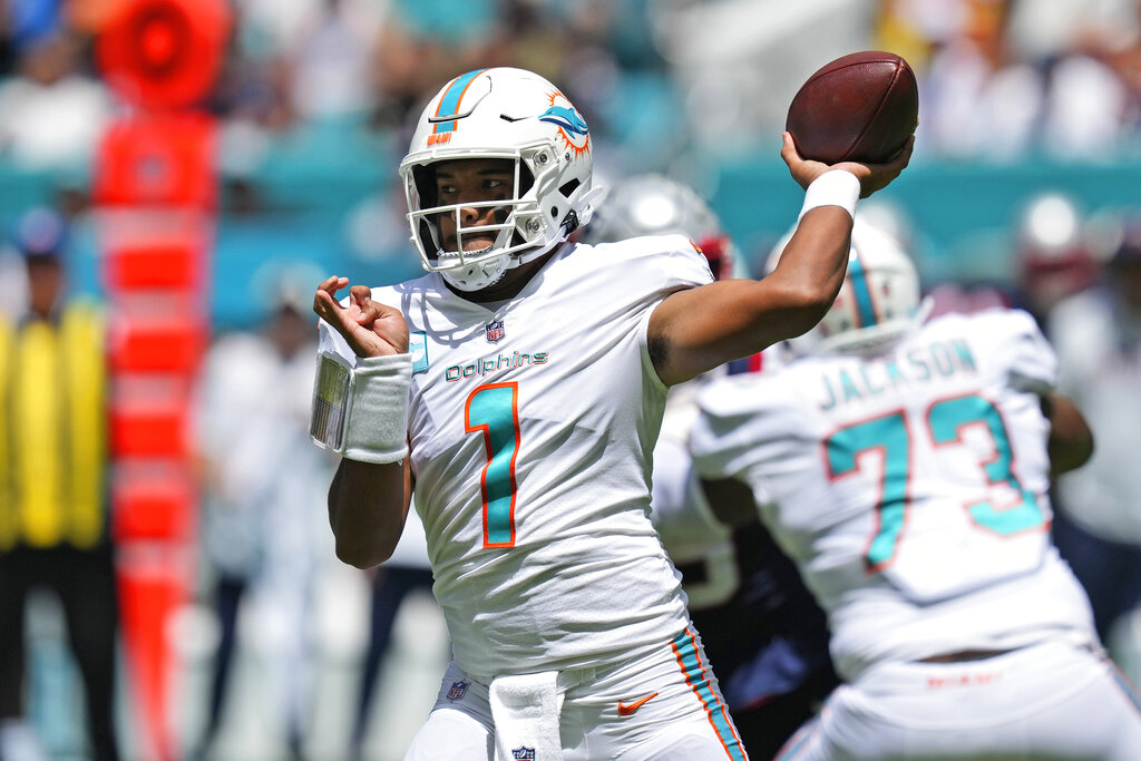 Tua Tagovailoa picked apart in fourth quarter as Dolphins lose fourth  straight - The Boston Globe