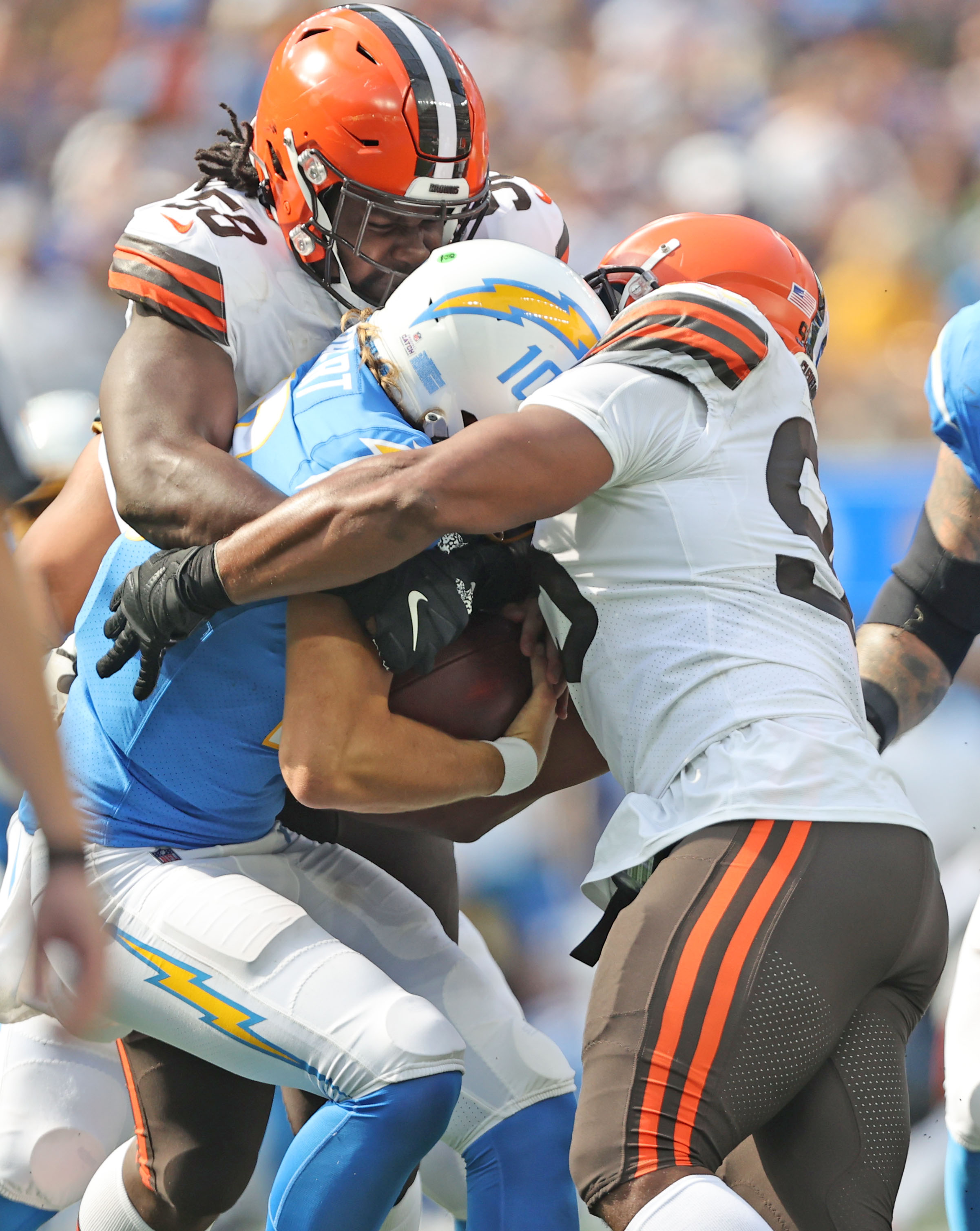 CLEVELAND, OH - OCTOBER 09: Cleveland Browns tight end David Njoku (85)  runs after making a catch during the fourth quarter of the National  Football League game between the Los Angeles Chargers