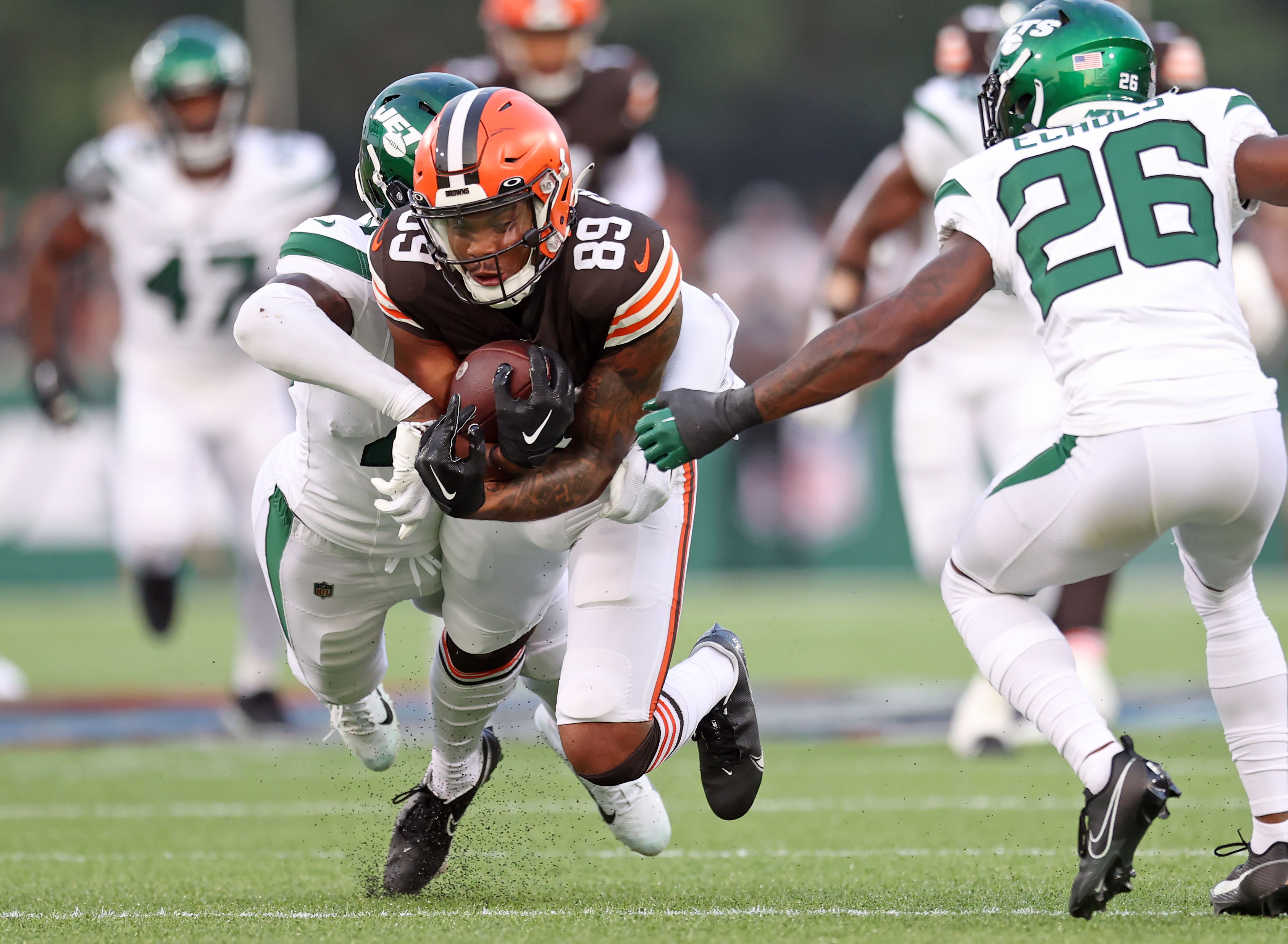 Cleveland Browns running back John Kelly pushes in 2-yard TD