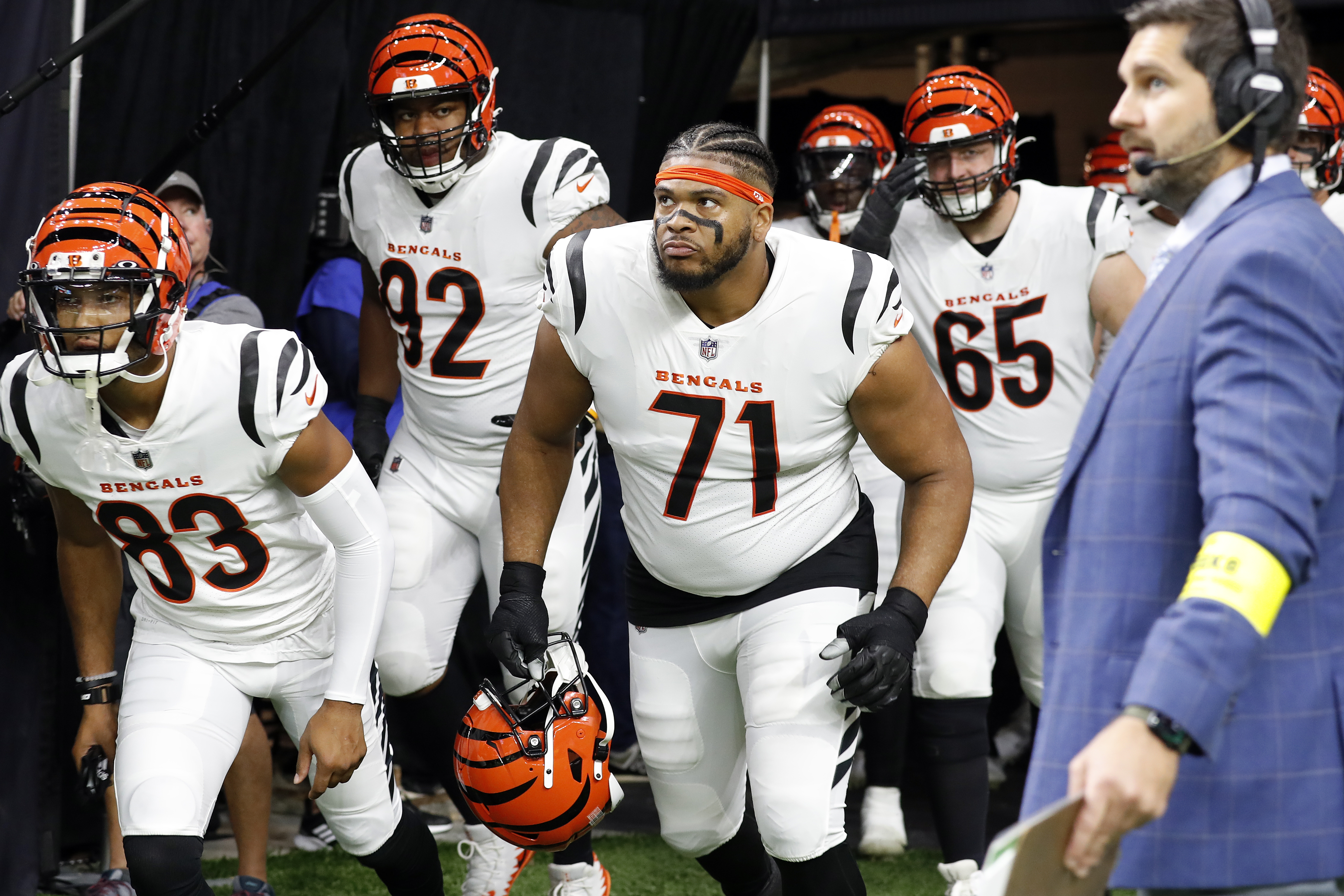 Bengals starting left tackle La'el Collins questionable to return vs. the  Falcons 