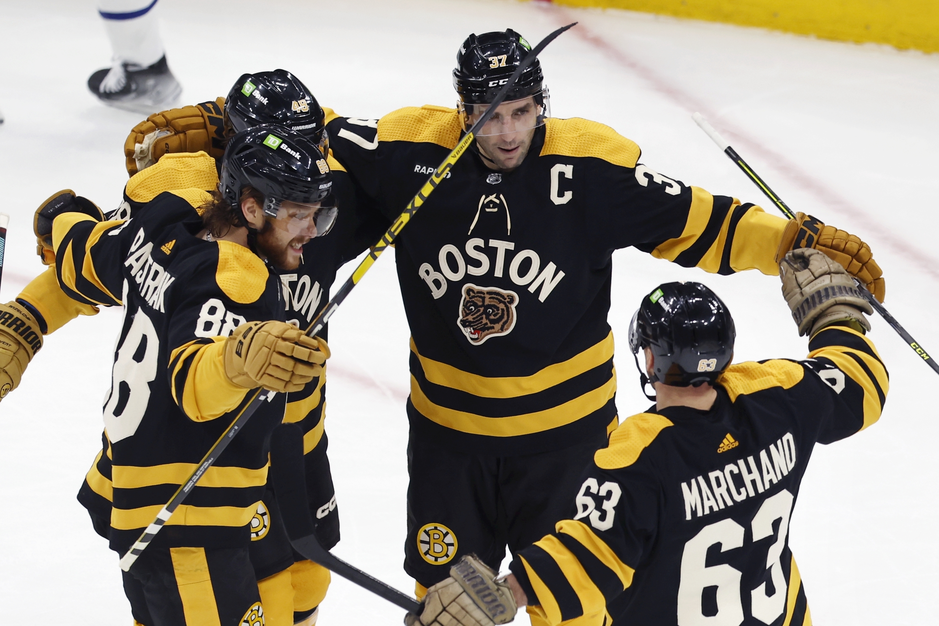 Матчи бостона нхл. НХЛ Boston Bruins. НХЛ – Бостон Брюинз. Bruins команда. Бостон Брюинз вратарь.
