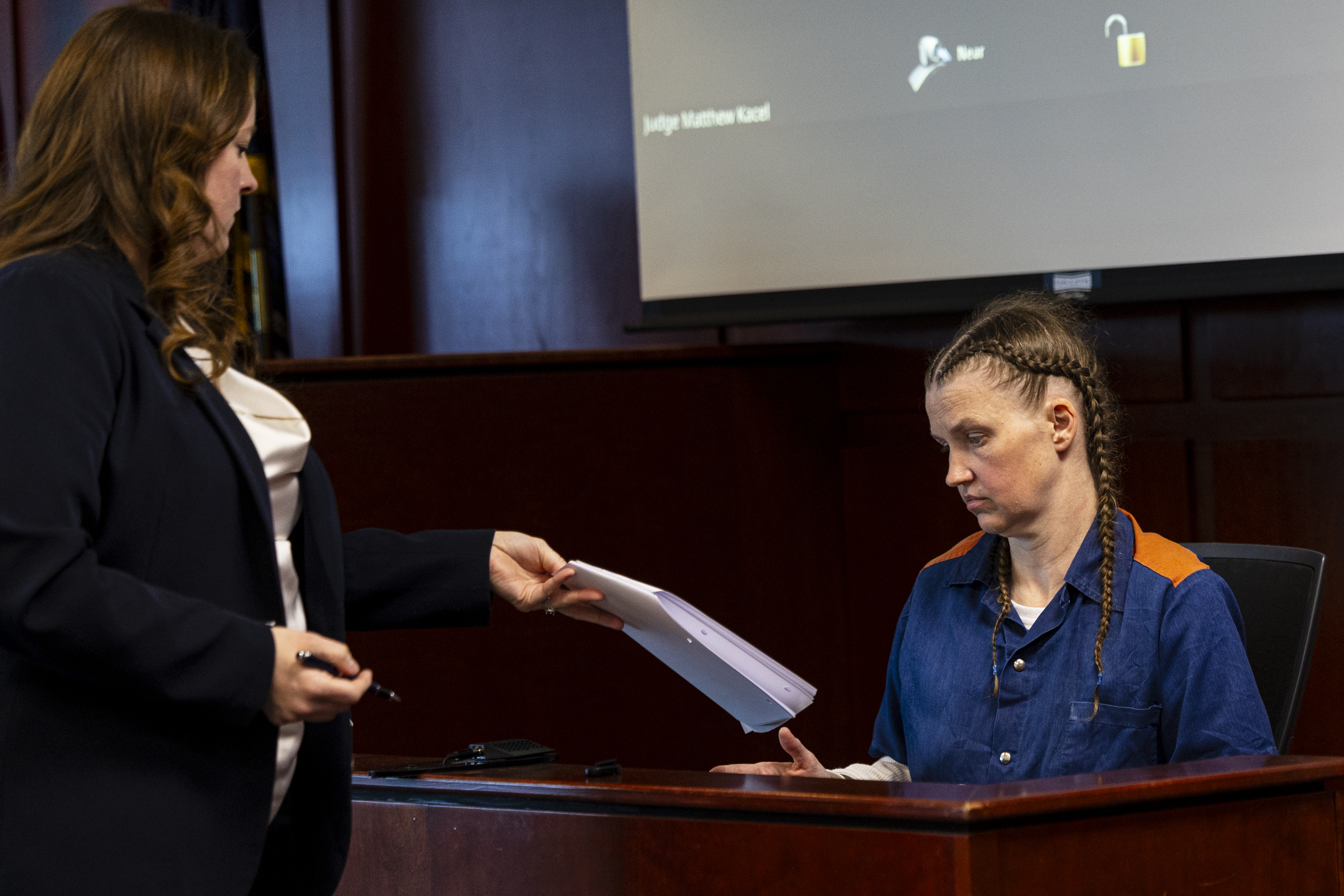 ᴀssistant prosecutor,  Heather Bloomquist, shows Shanda Vander Ark, the mother convicted of torturing her 15-year-old son to death, a paper as she testifies in court for a Ginther hearing seeking a new trial at Muskegon County Circuit Court in Muskegon, Mich. on Friday, March 20, 2026. Vander Ark’s defense claims she was in a “catatonic state” throughout her trial that featured disturbing testimony of how she inflicted cruel punishments on her son, Timothy Ferguson, leading to the boy’s death. She is currently serving life in prison without parole.
