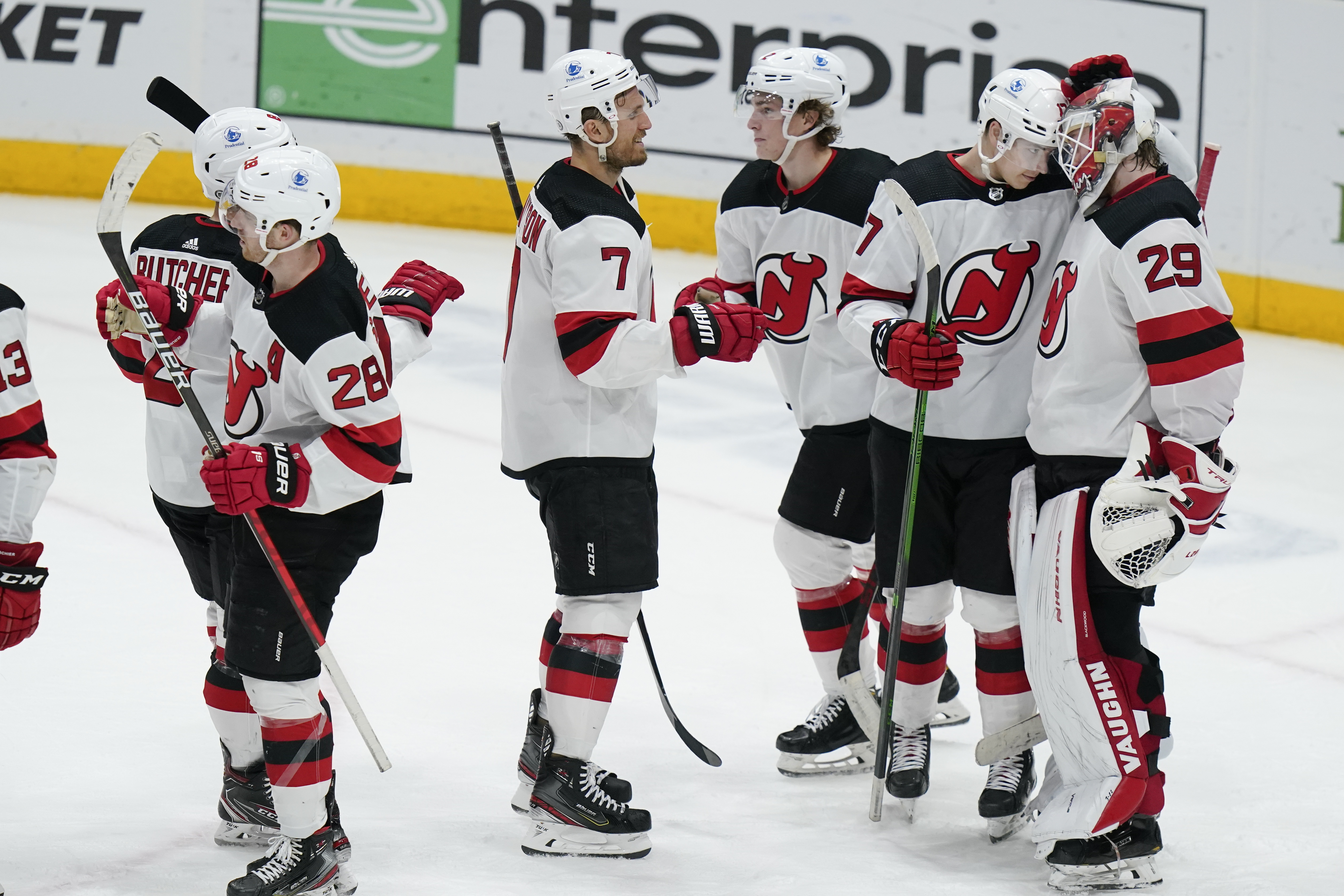 New Jersey Devils beat Islanders, win 3rd straight for first time