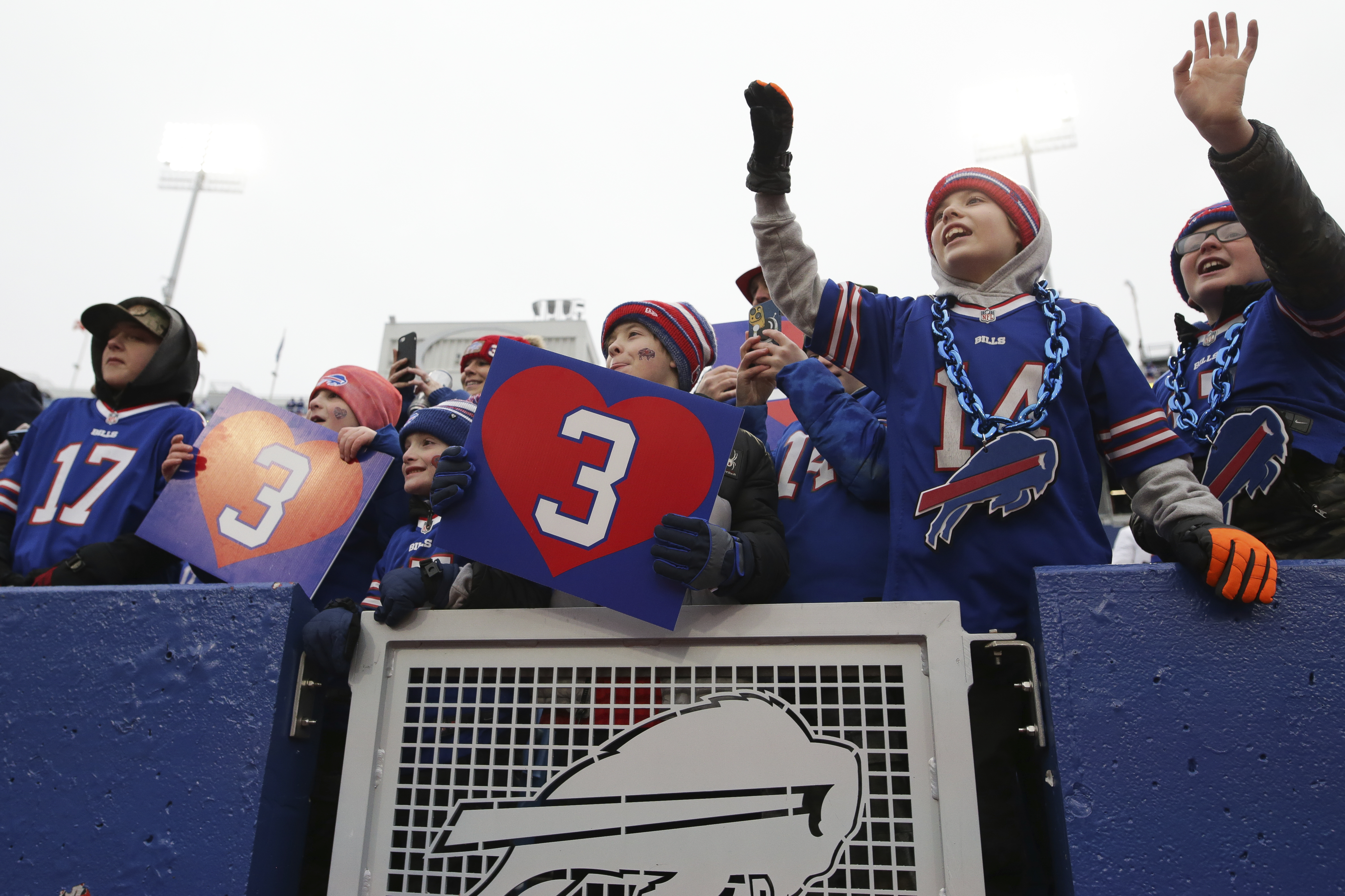 Bills' Hamlin selling shirts to benefit first responders