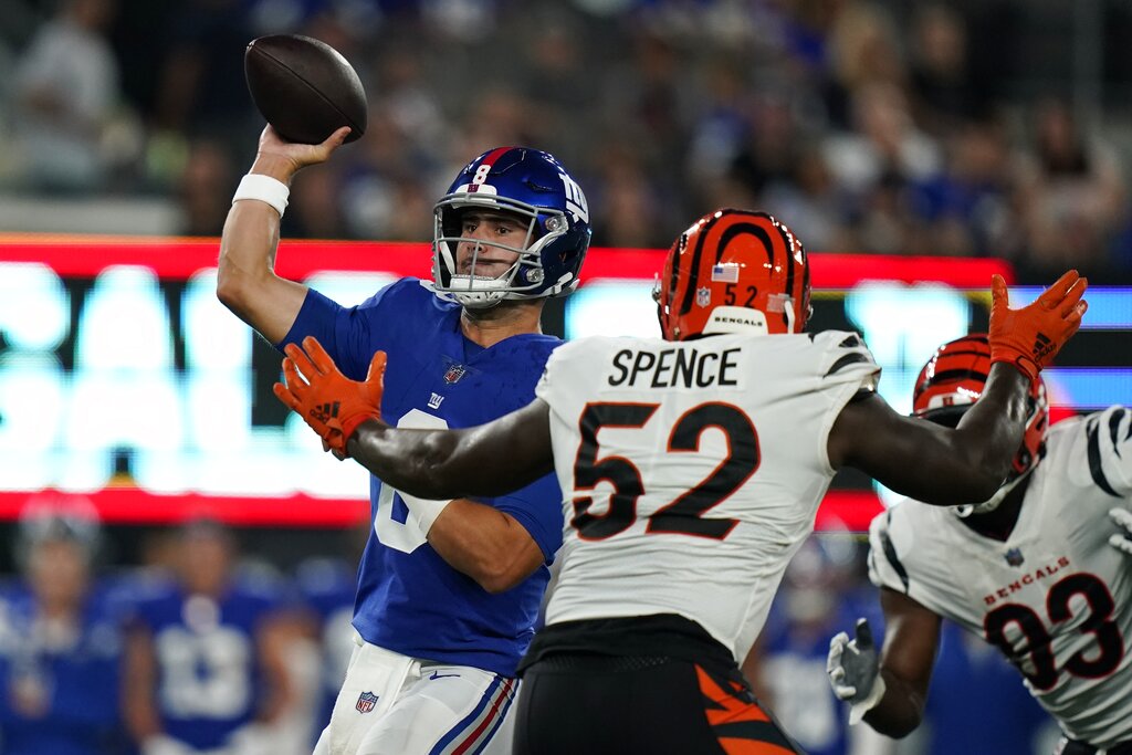 Cincinnati Bengals defensive end Noah Spence (52) warms up before a  preseason NFL football game against the Los Angeles Rams, Saturday, Aug.  27, 2022, in Cincinnati. (AP Photo/Emilee Chinn Stock Photo - Alamy