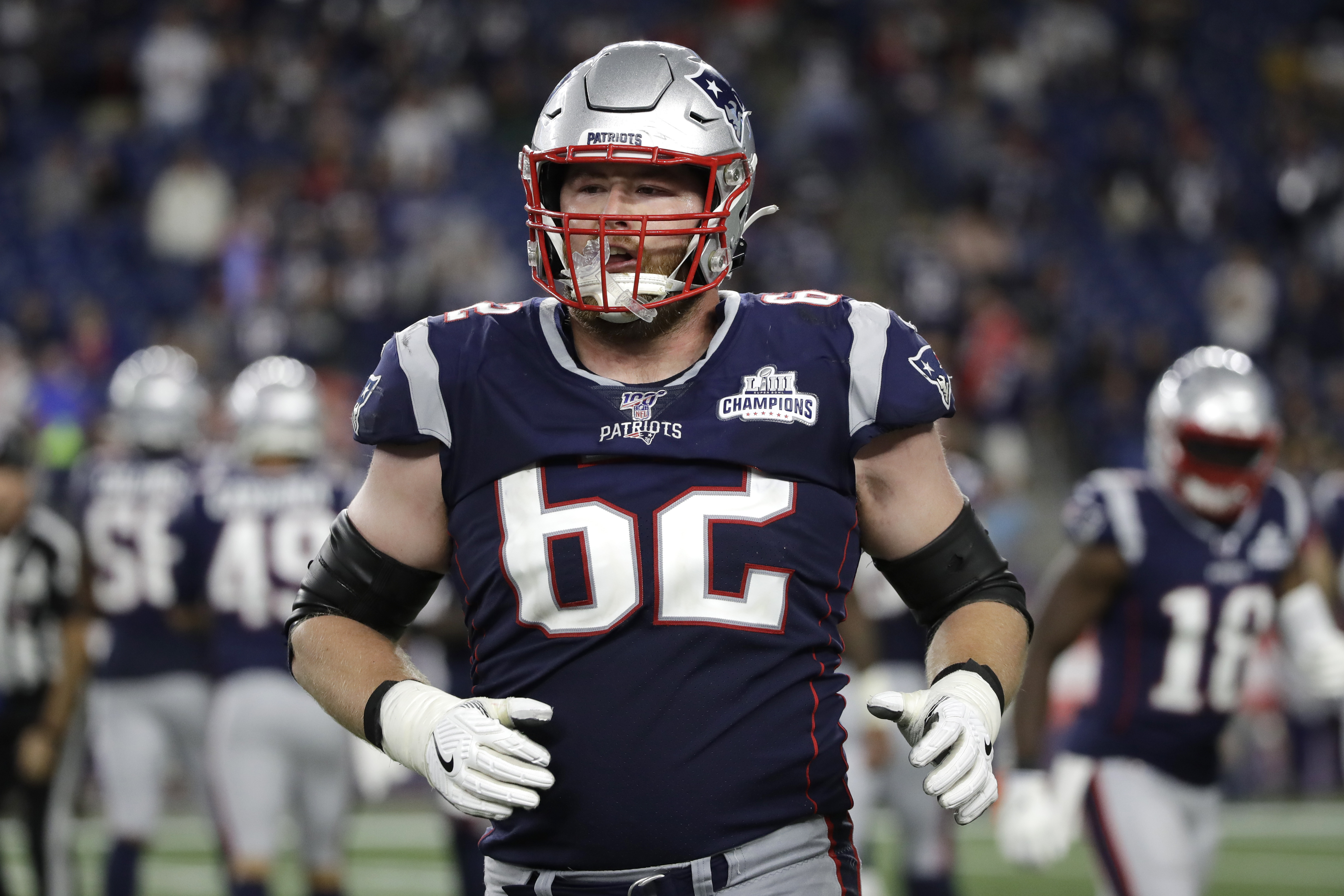 Joe Thuney injury: New England Patriots OL taken to locker room