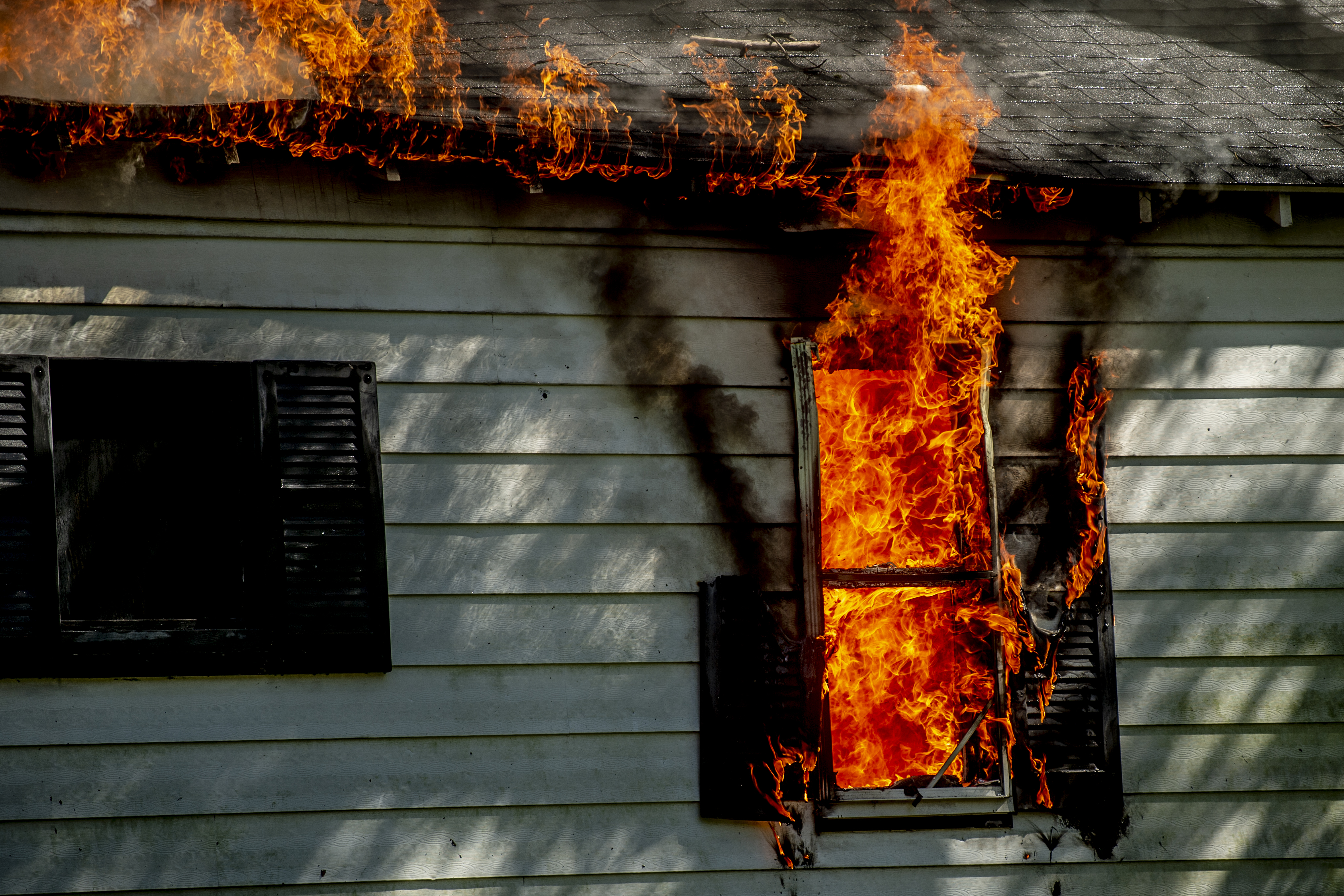 Firefighters battle fully-engulfed house fire in Flint - mlive.com