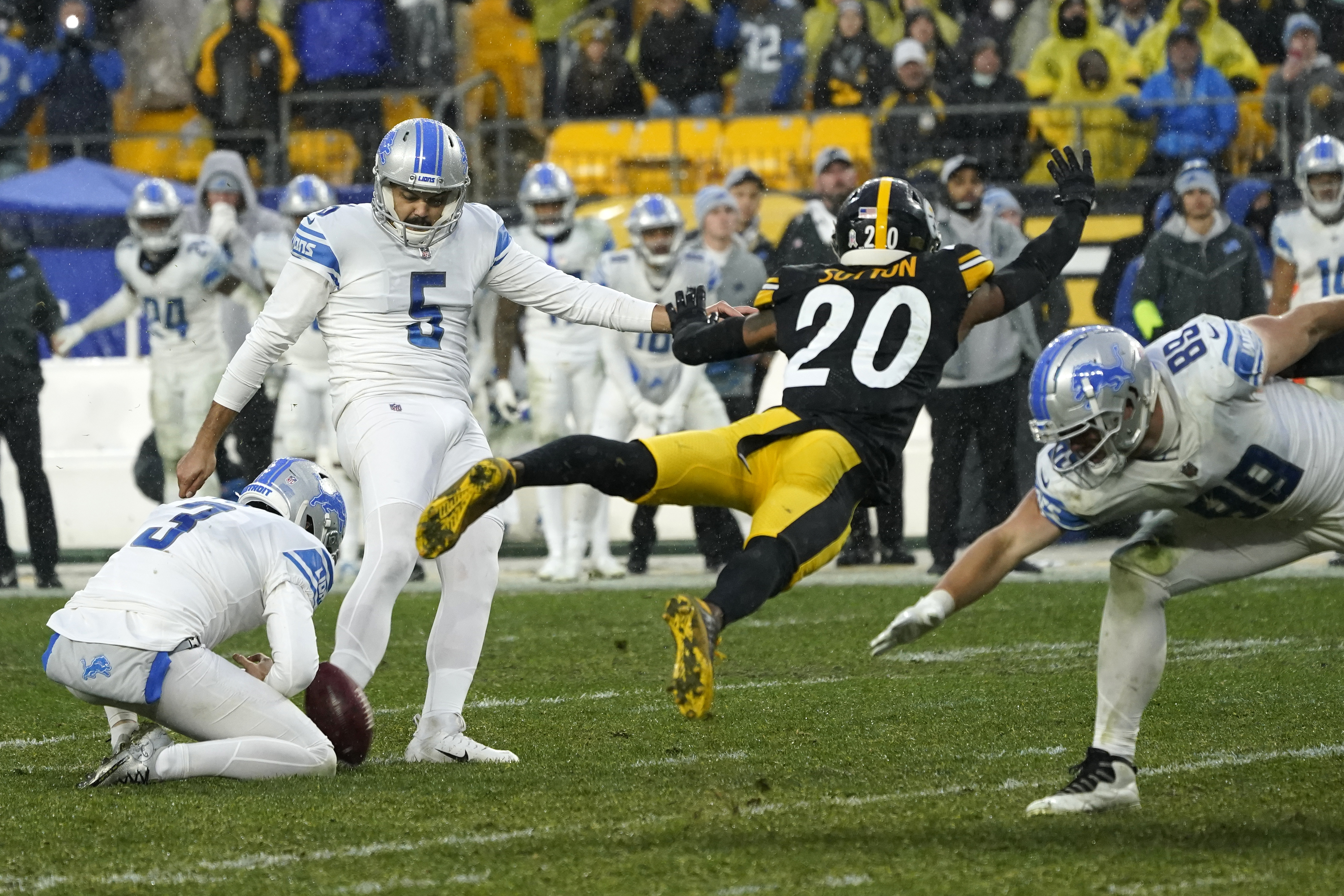 Comedy of errors as Steelers, Lions slog to tie