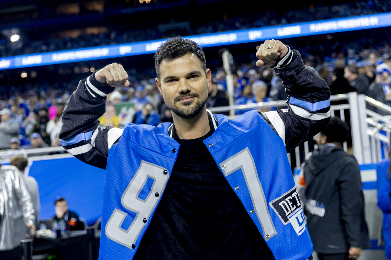 Taylor Swift, Taylor Lautner and the trendy, custom jacket craze taking  over the NFL 