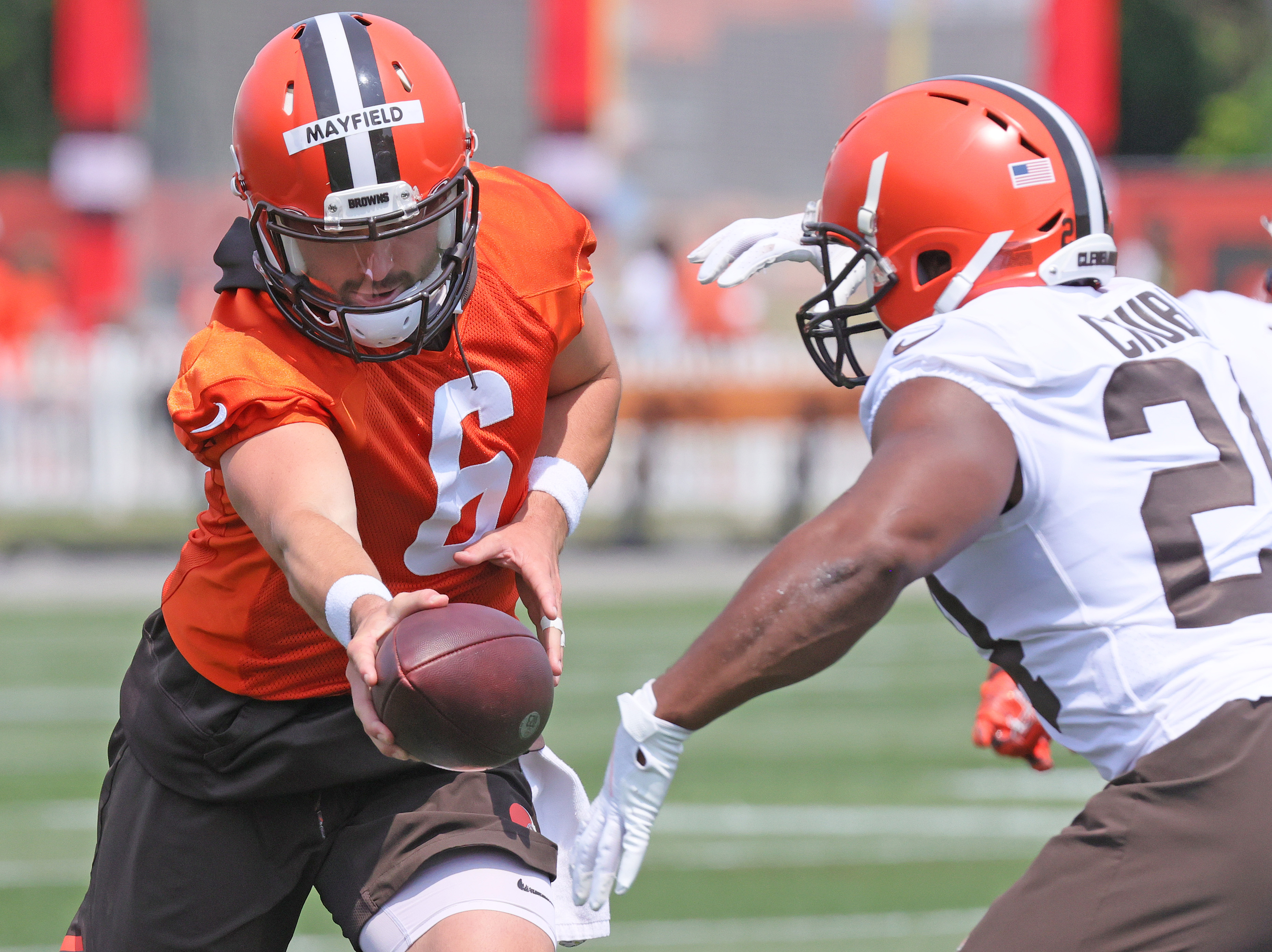 Nick Chubb Stiff Armed This Dude Through The Earth's Core Cleveland Browns  T-Shirt - Trends Bedding