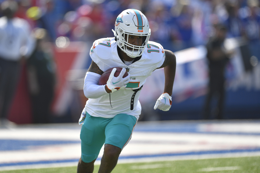 Jaylen Waddle returns with circus catch for Dolphins 