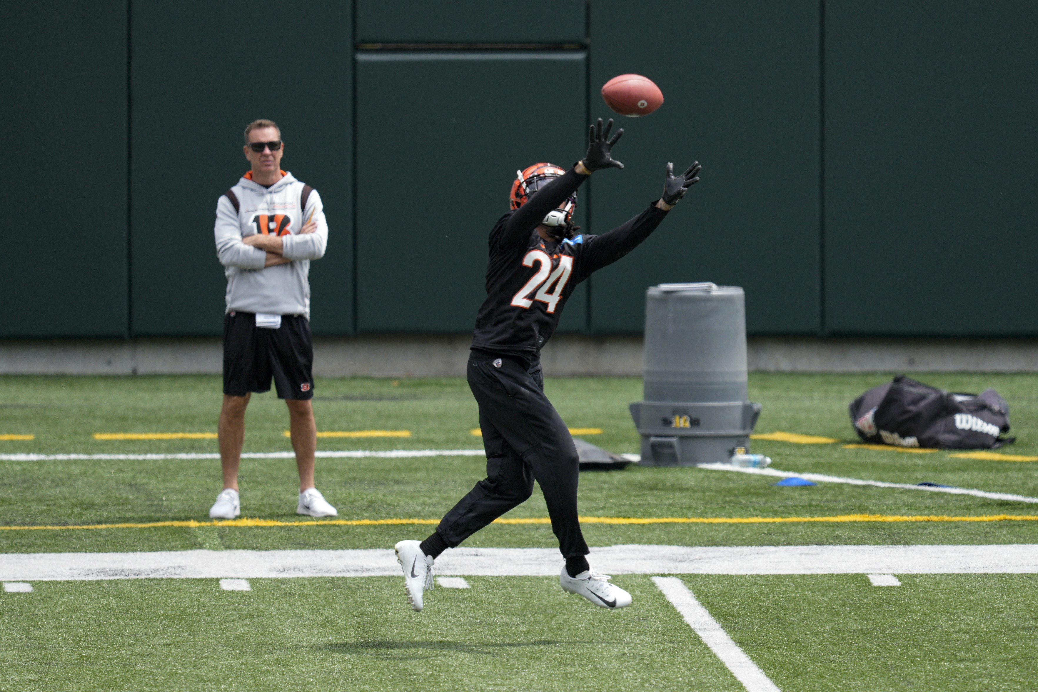 Cincinnati Bengals defensive coordinator Lou Anarumo warms up during an NFL  preseason football game against the New York Giants, Sunday, Aug. 21, 2022  in East Rutherford, N.J. The Giants won 25-22. (AP