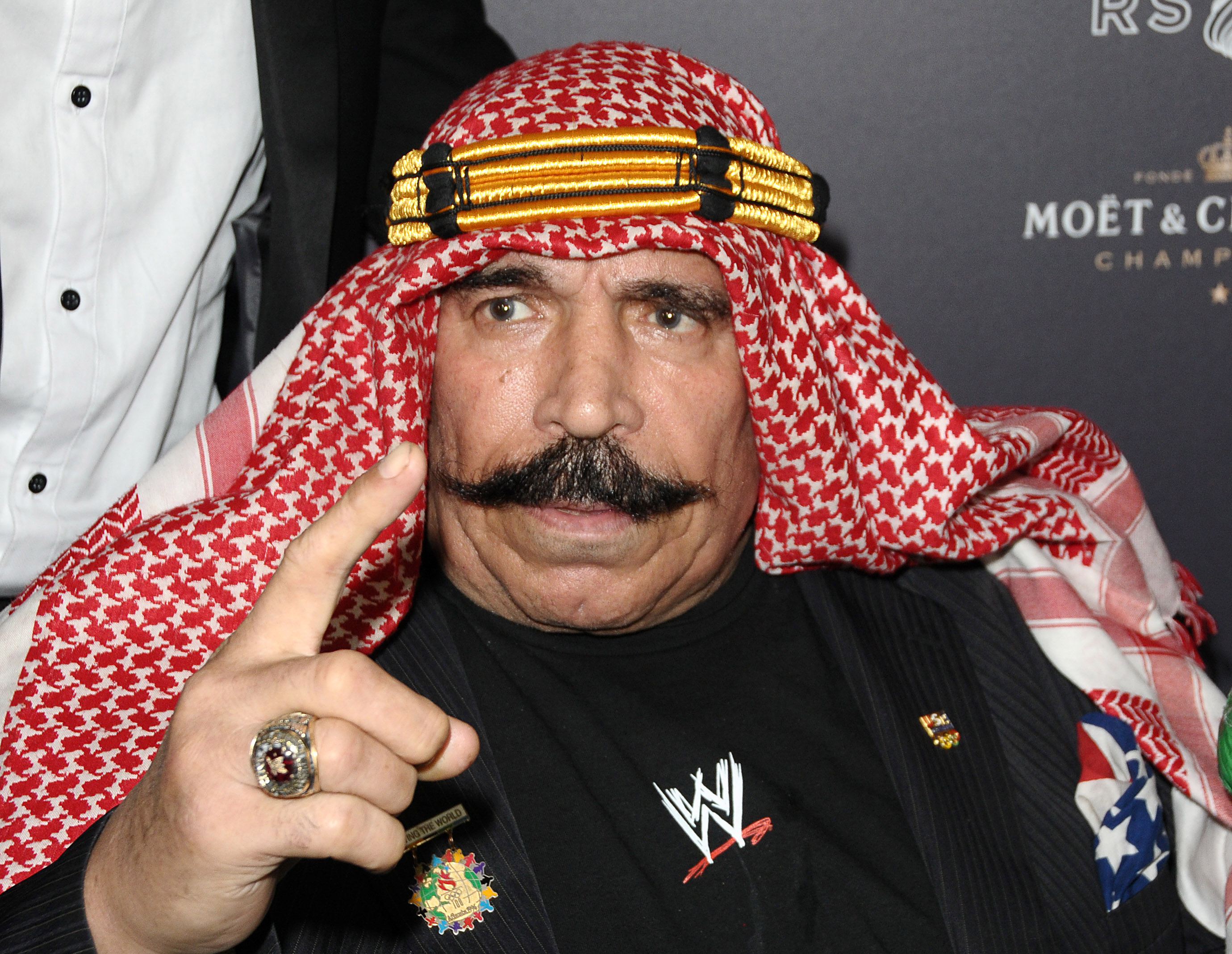 توفي The Iron Sheik ، أسطورة المصارعة ومنافس Hulk Hogan ، عن عمر يناهز 81