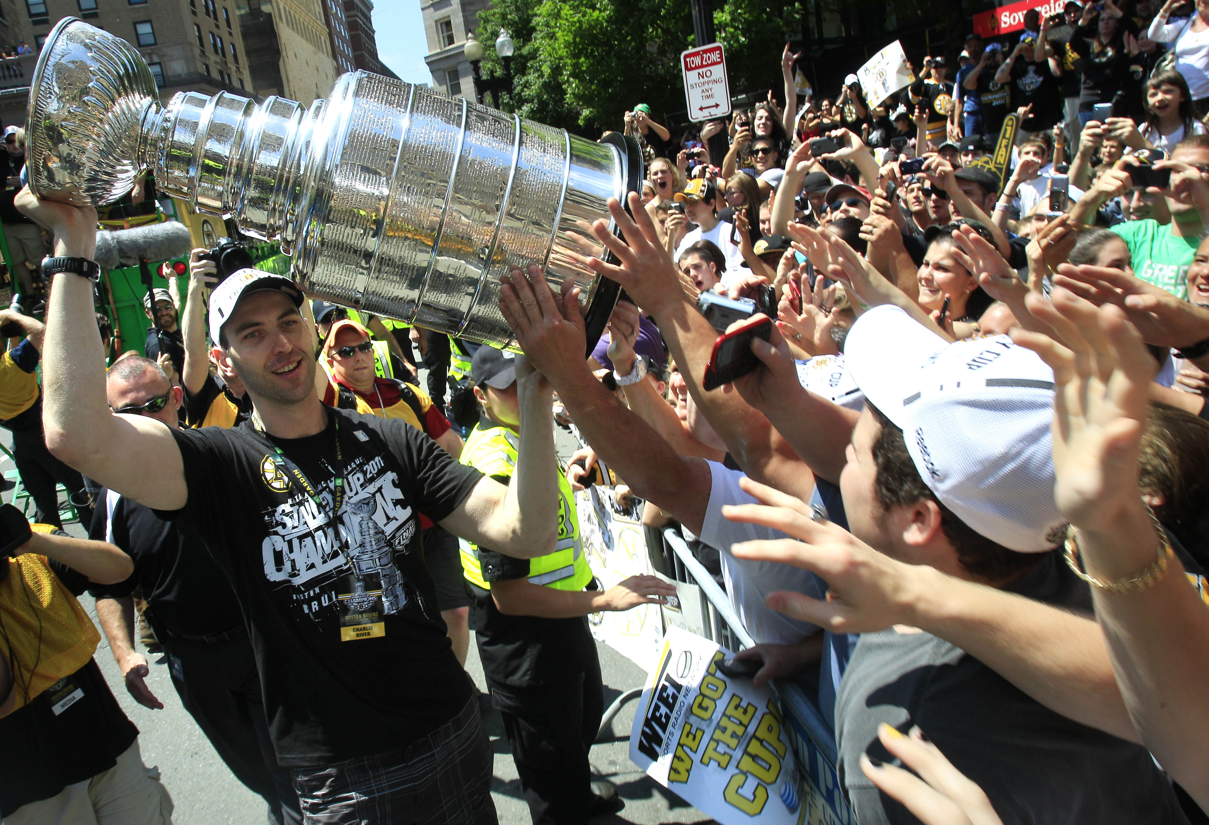 Worcester Railers fans flock to DCU Center to see Stanley Cup