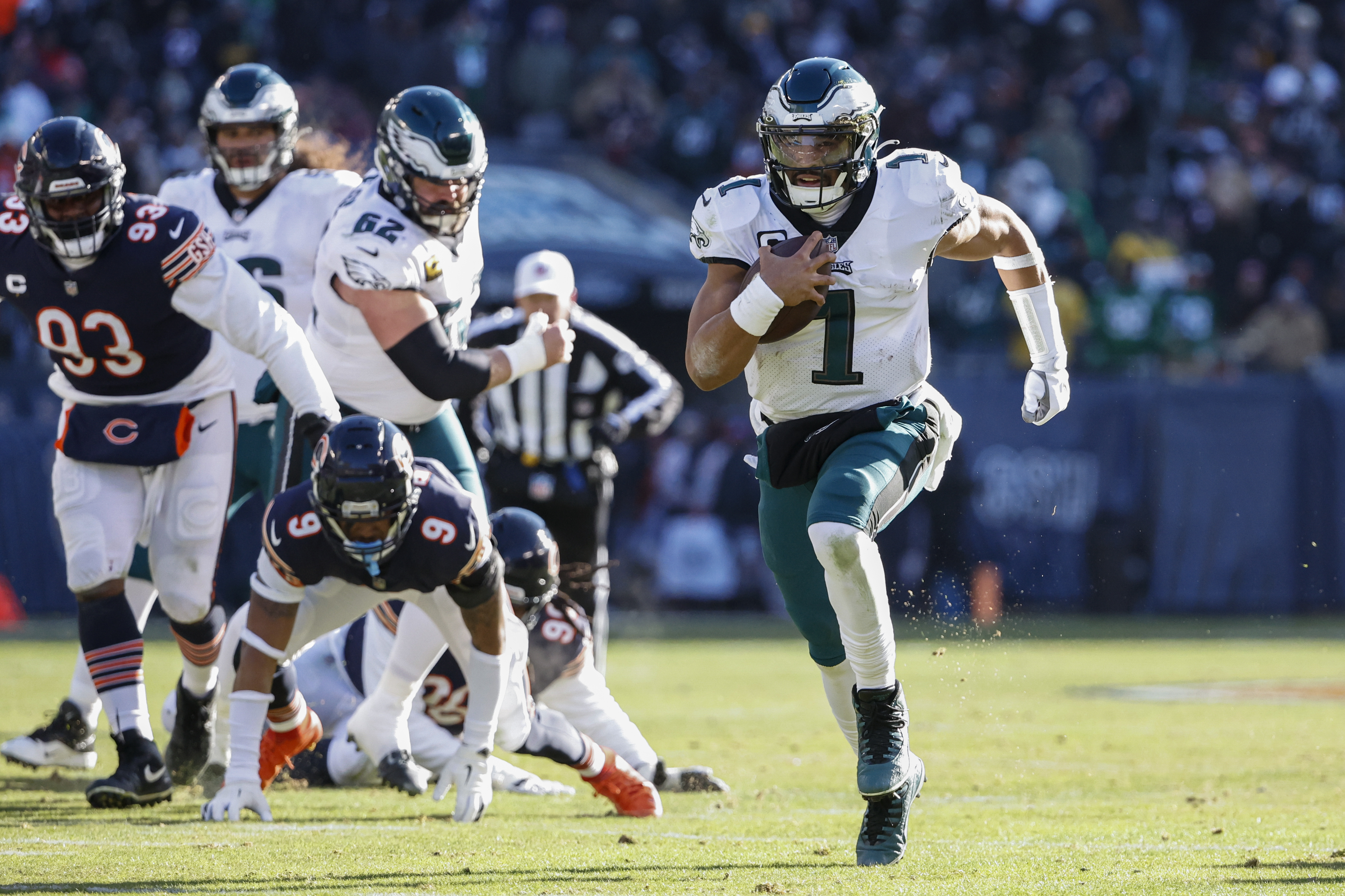 AP source: Eagles QB Hurts suffers sprained right shoulder – KGET 17