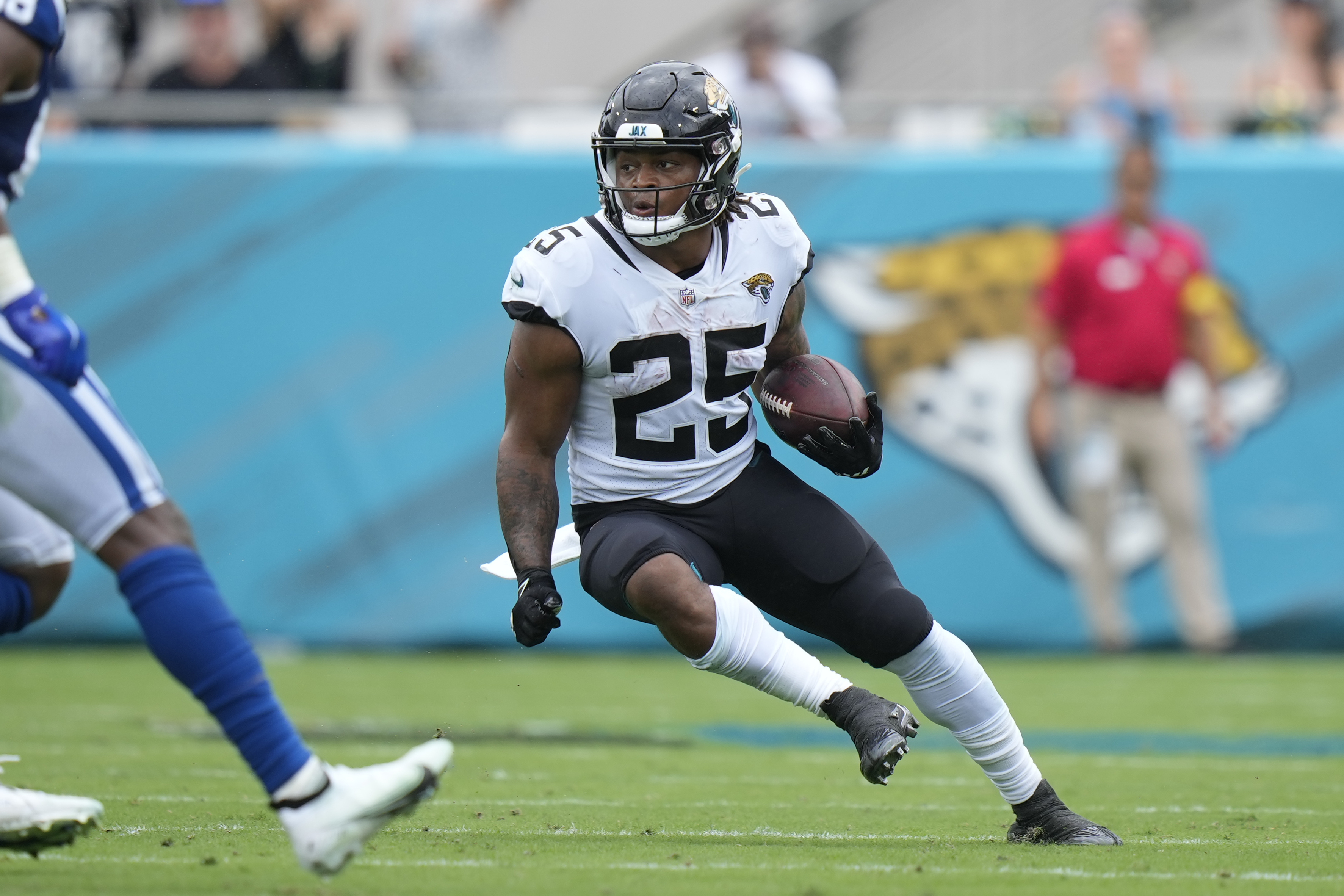 AP source: Jets acquiring RB James Robinson from Jaguars