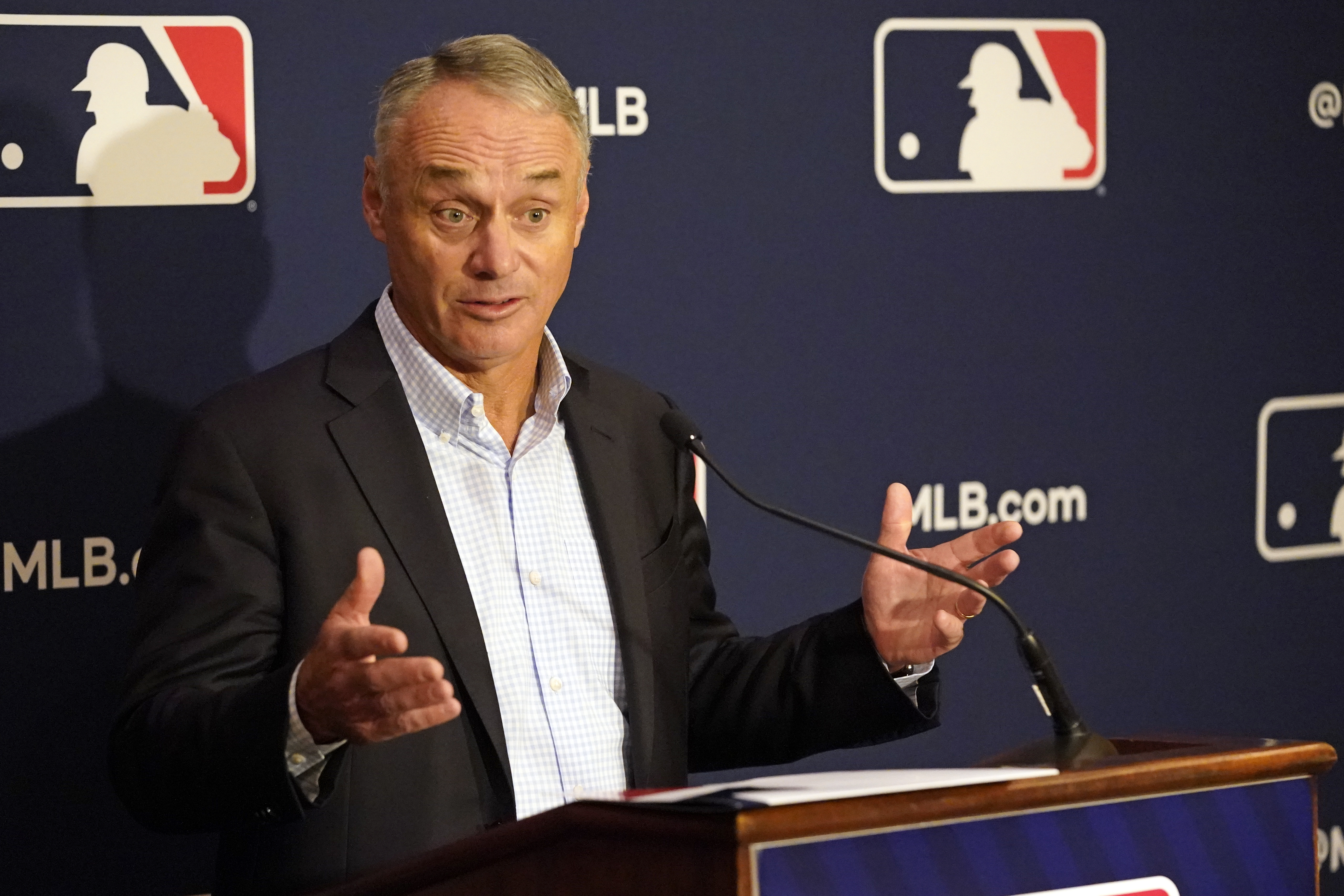 MLB commissioner plans to meet with Indians owner to discuss Chief