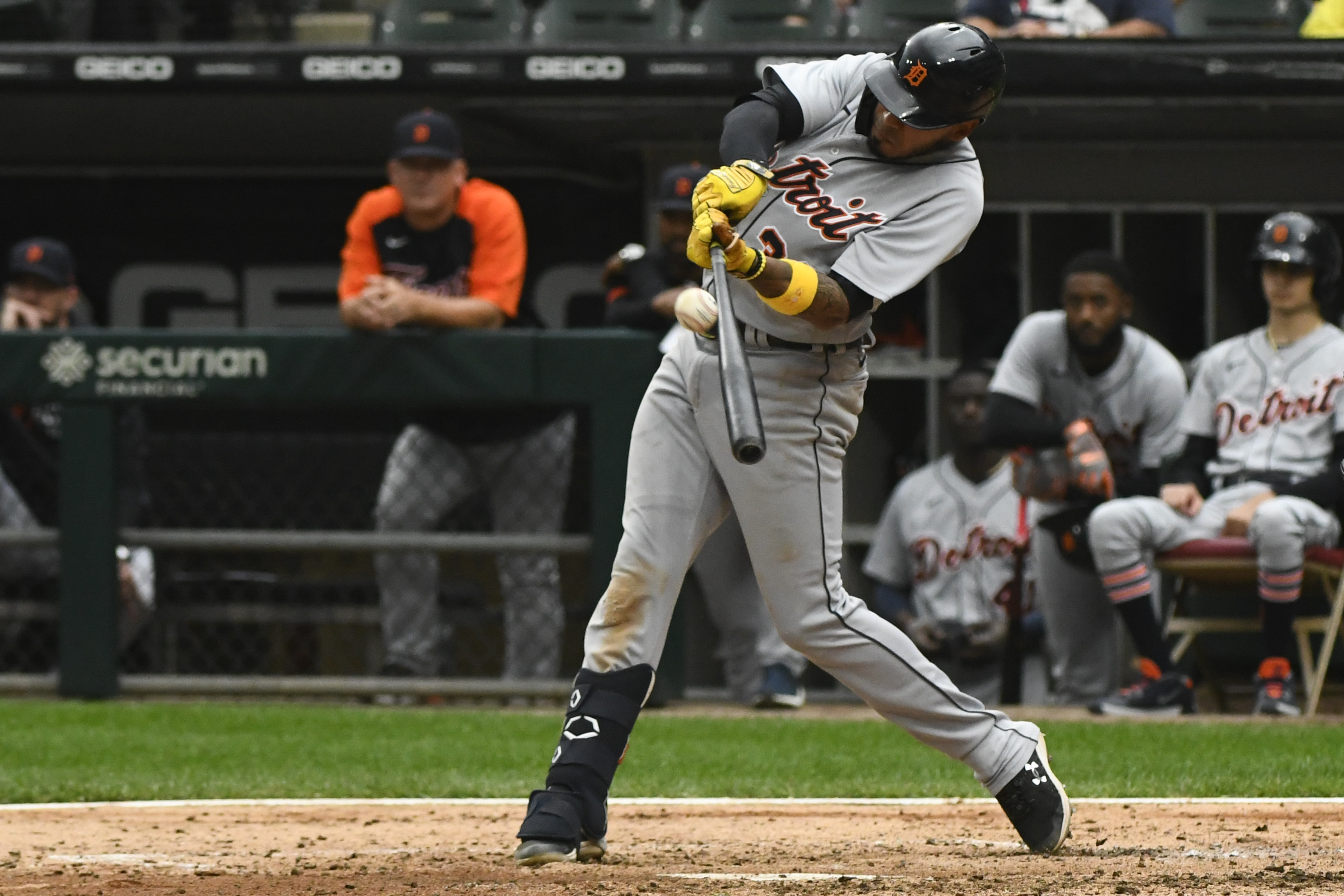 Cease, unbeaten vs Tigers, leads White Sox to 5-2 win