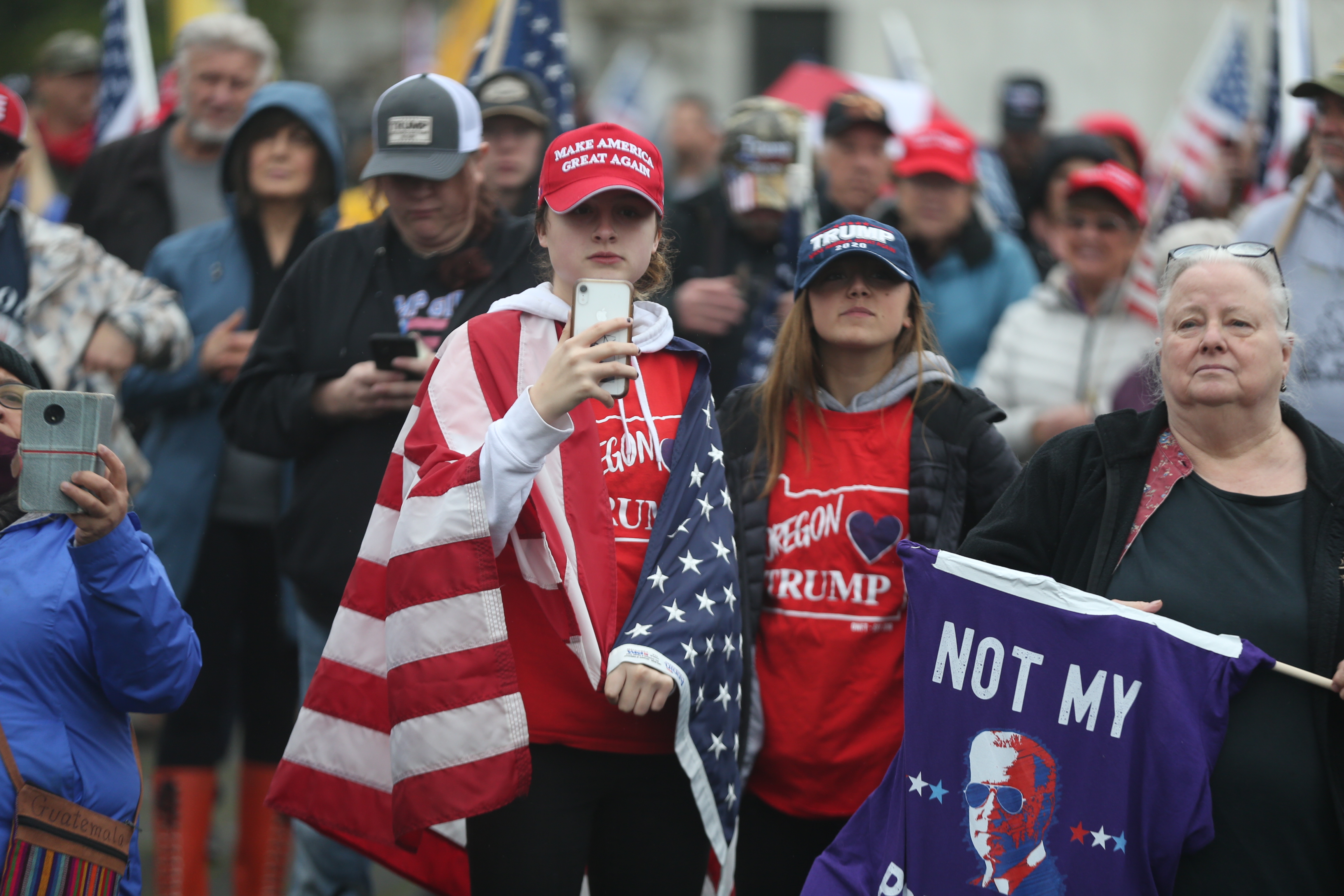 Protesters gather at Oregon Capitol building as Pro-Trump mob storms U ...