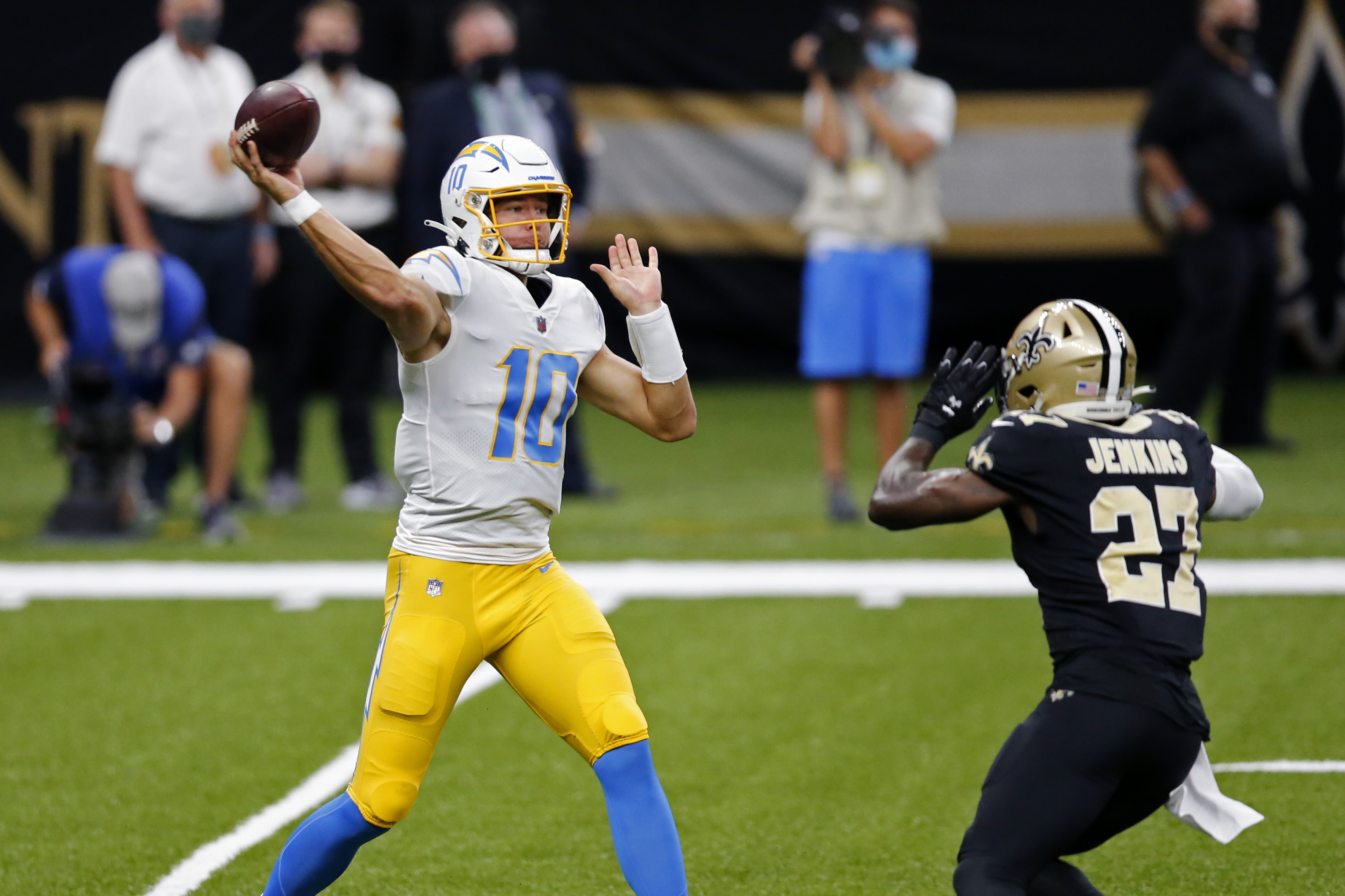 Watch: Justin Herbert throws a TD pass for the Los Angeles