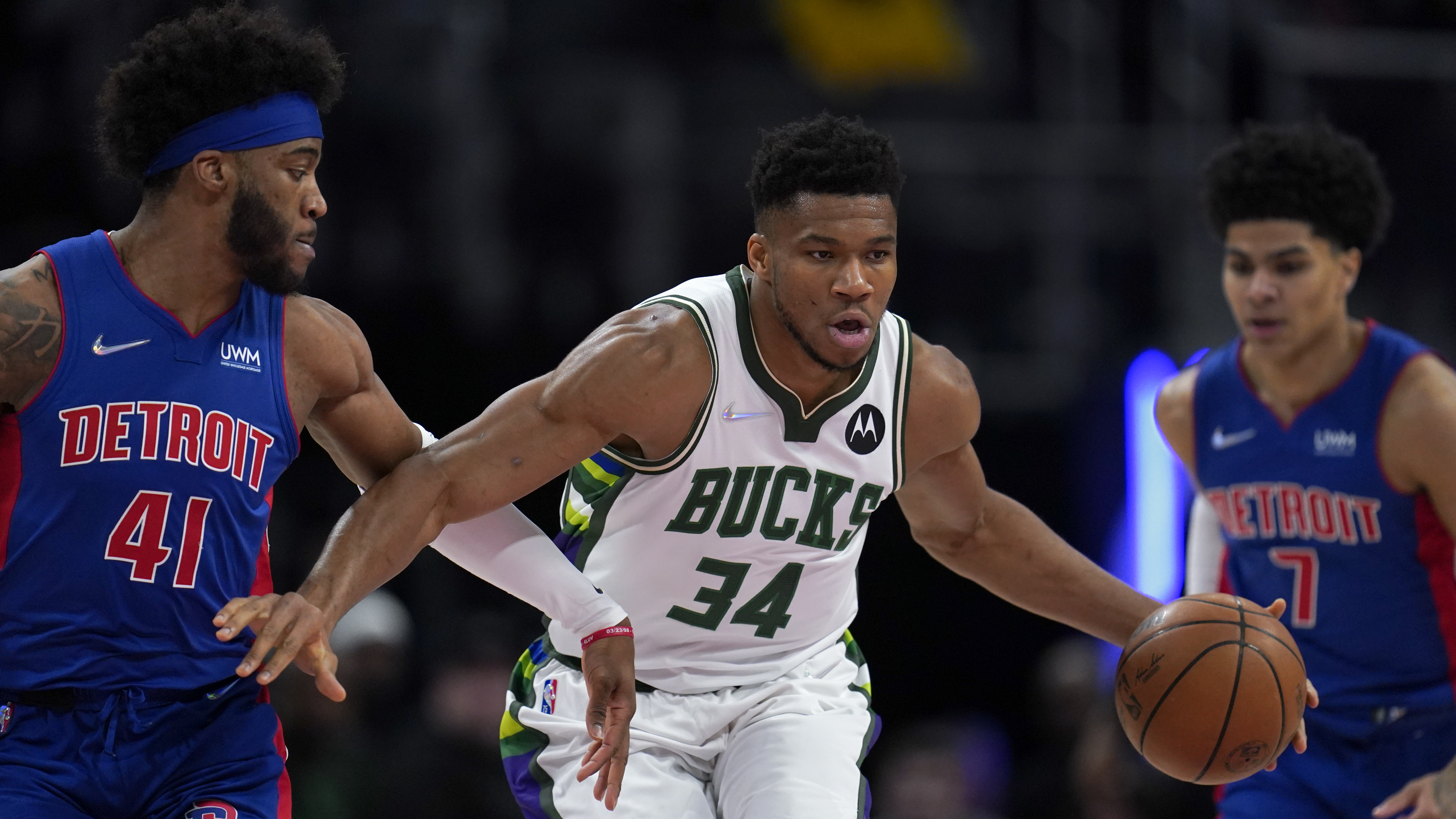 Detroit Pistons at Milwaukee Bucks odds, picks and predictions