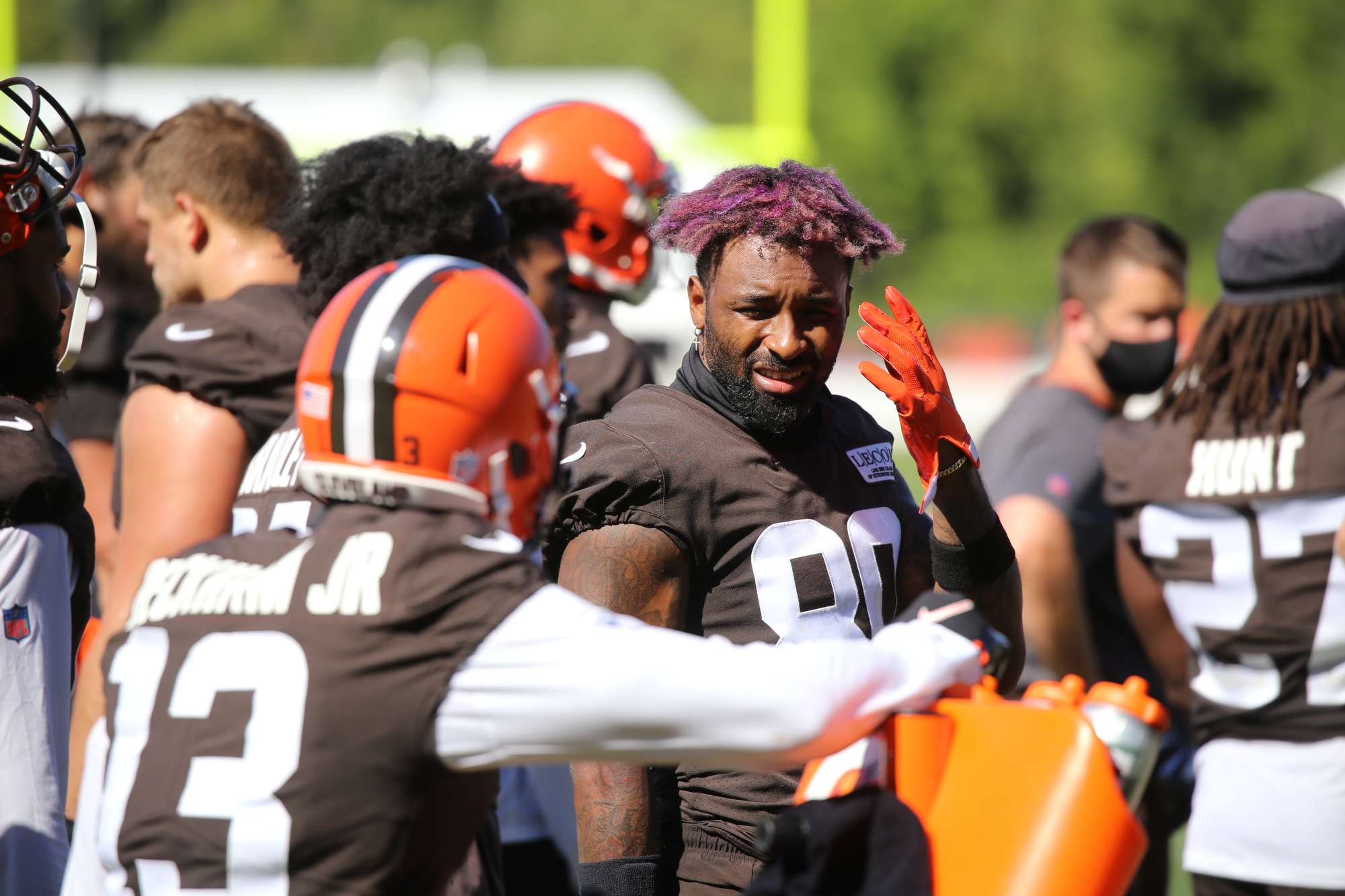 Cleveland Browns Fullback Johnny Stanton Poses With Critical Role T-Shirt