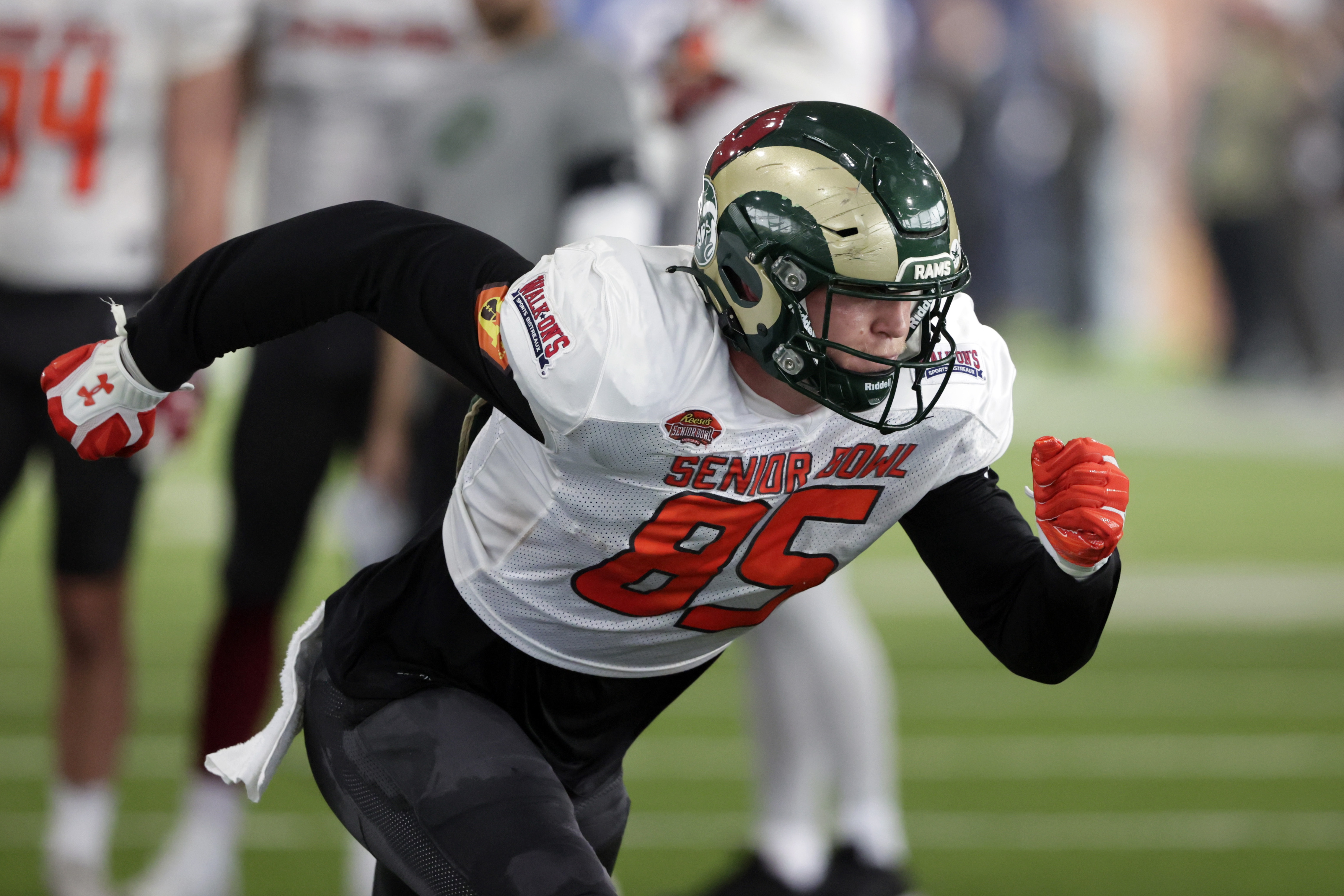 Buccaneers select Houston DL Logan Hall with first pick of second