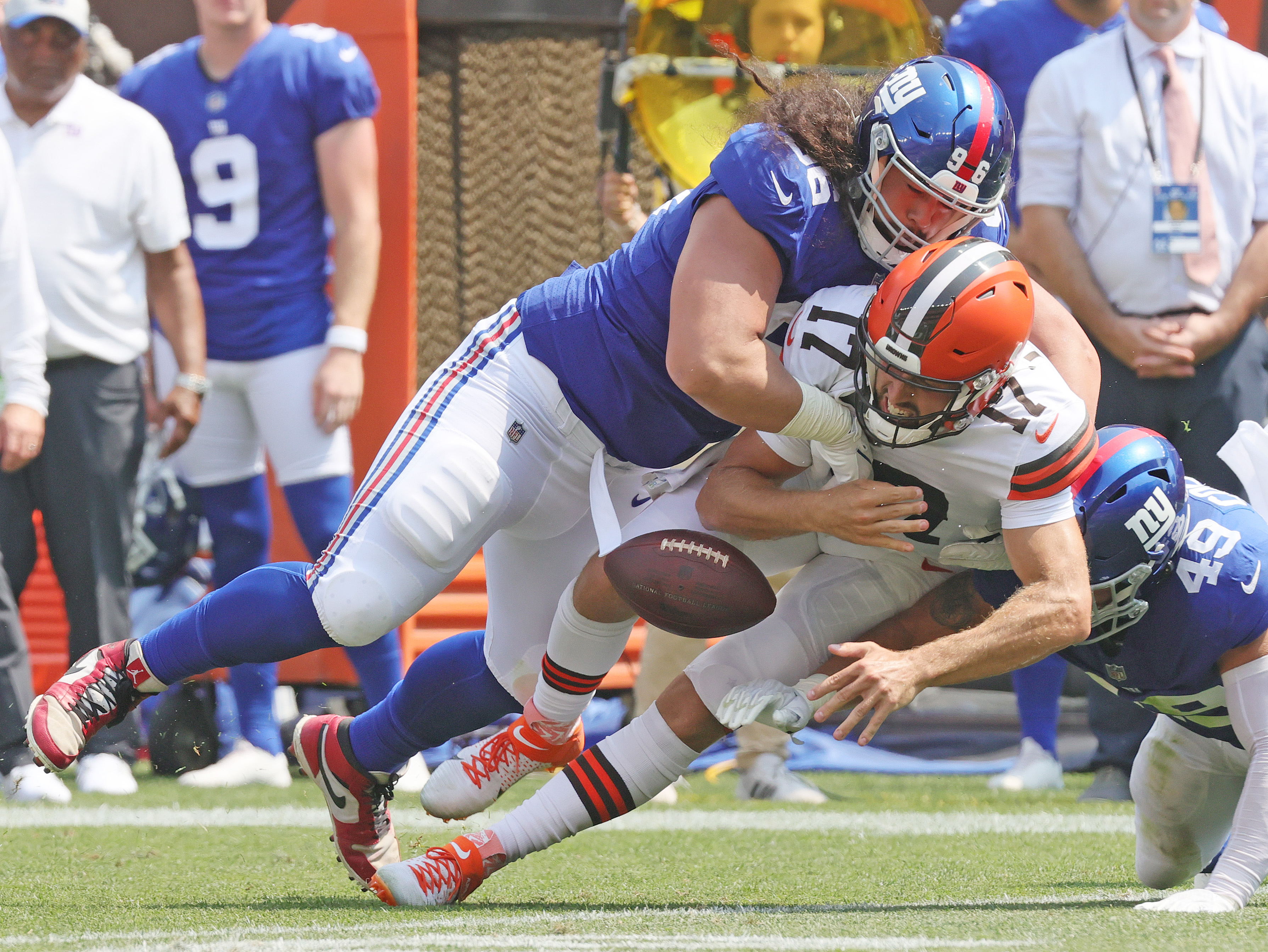 Cleveland Browns quarterback Kyle Lauletta (17) rushes against New York  Giants defensive tackle David Moa (96)