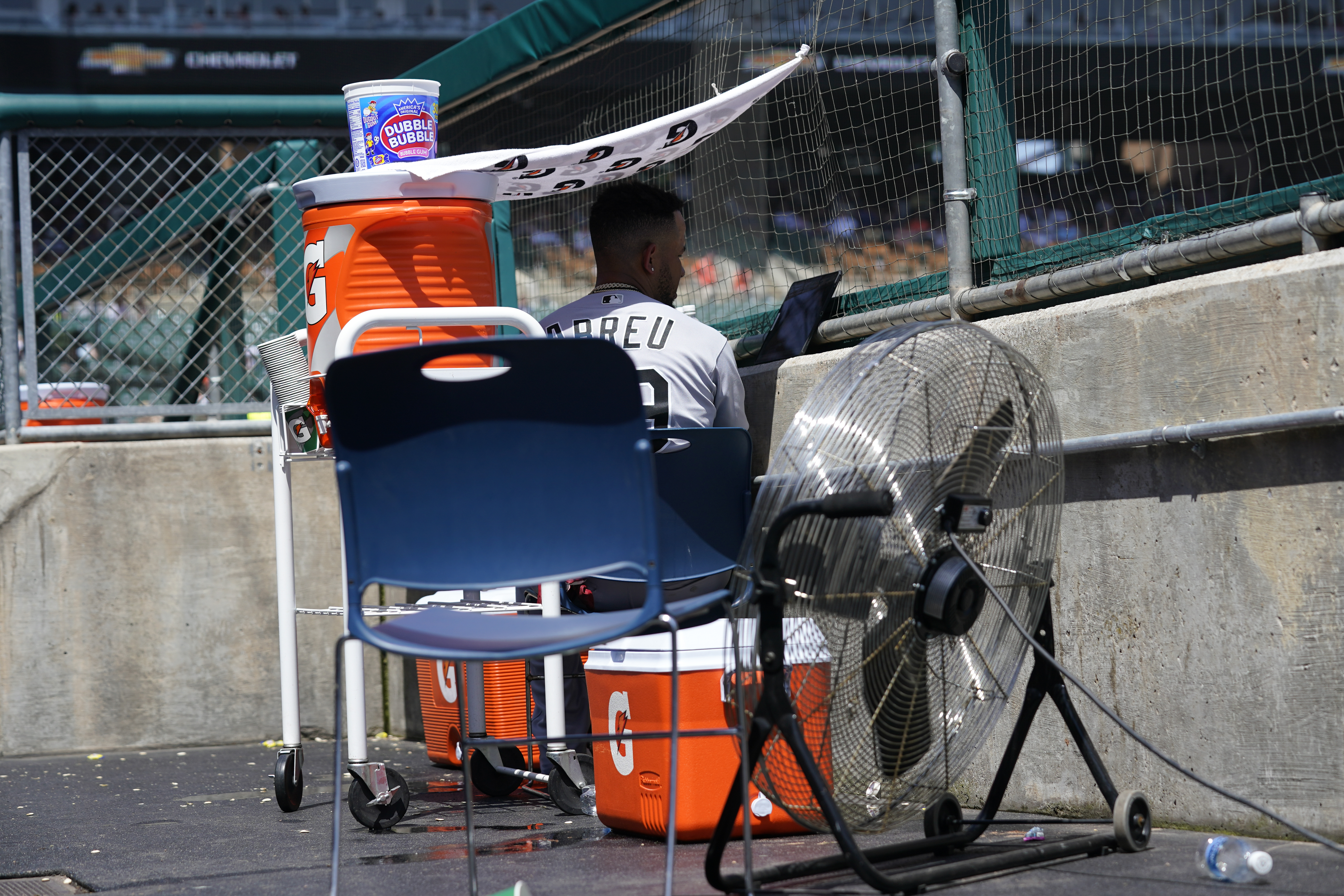 White Sox wallop Tigers 13-0 to finish sweep 