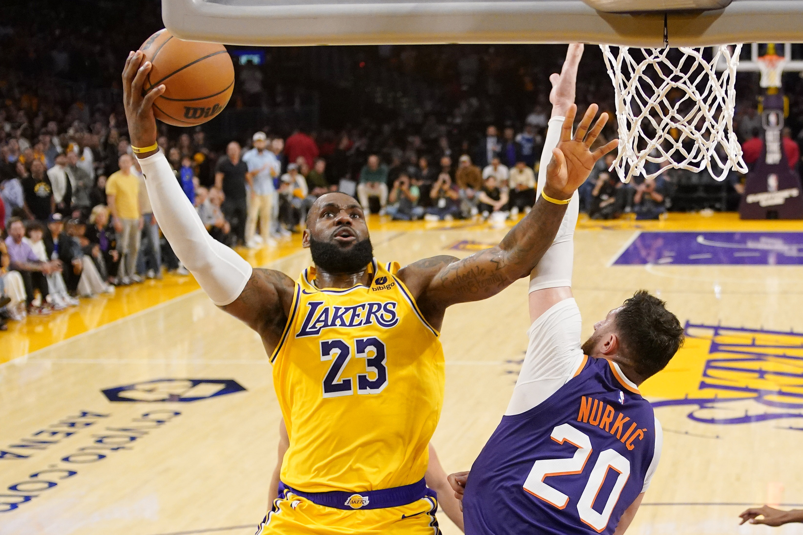 How can i watch the lakers game online 2025 for free