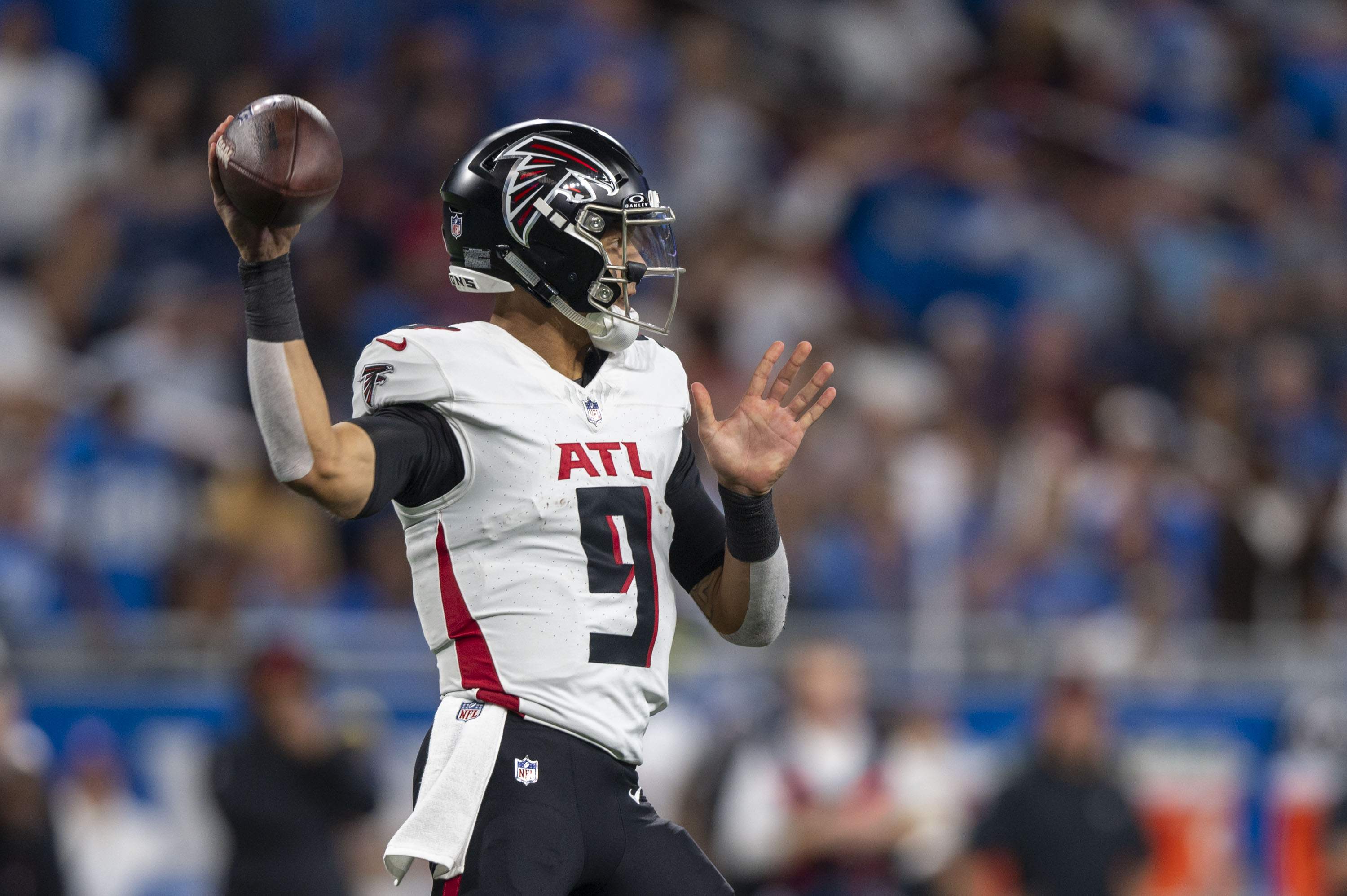 LOOK! Atlanta Falcons Reveal Throwback Red Helmet 3 Games Return - Sports  Illustrated Atlanta Falcons News, Analysis and More