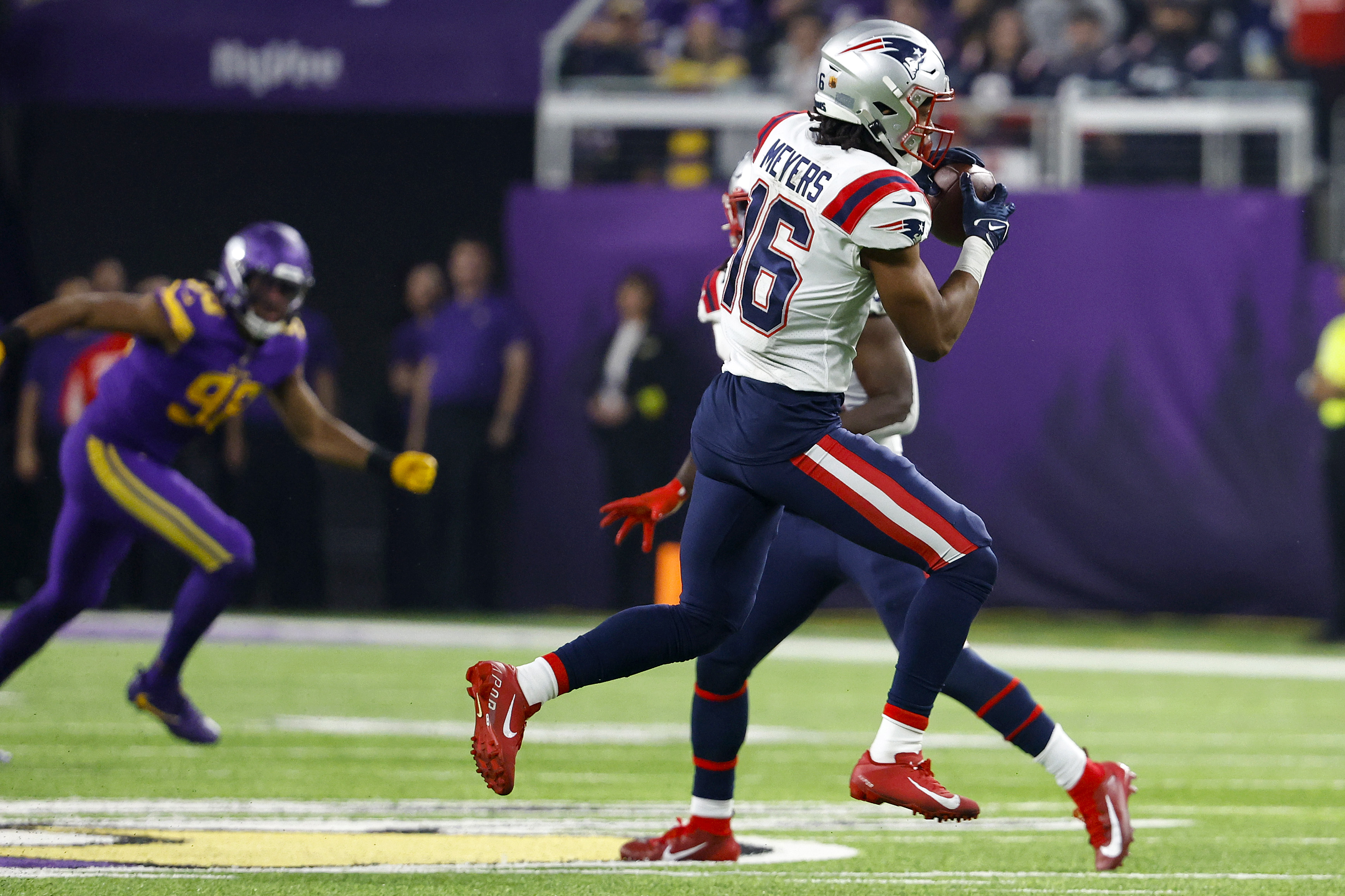 Jakobi Meyers injury: Patriots WR suffers shoulder injury in Week 12,  aggravates it in second half - DraftKings Network