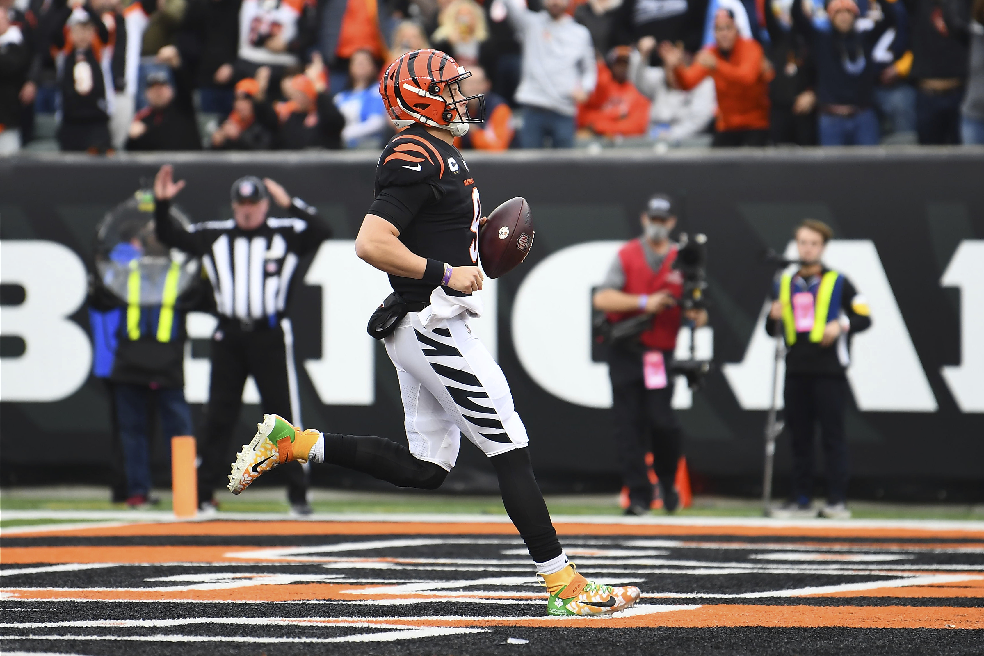 Bengals QB Joe Burrow dislocates pinky finger in loss to Chargers