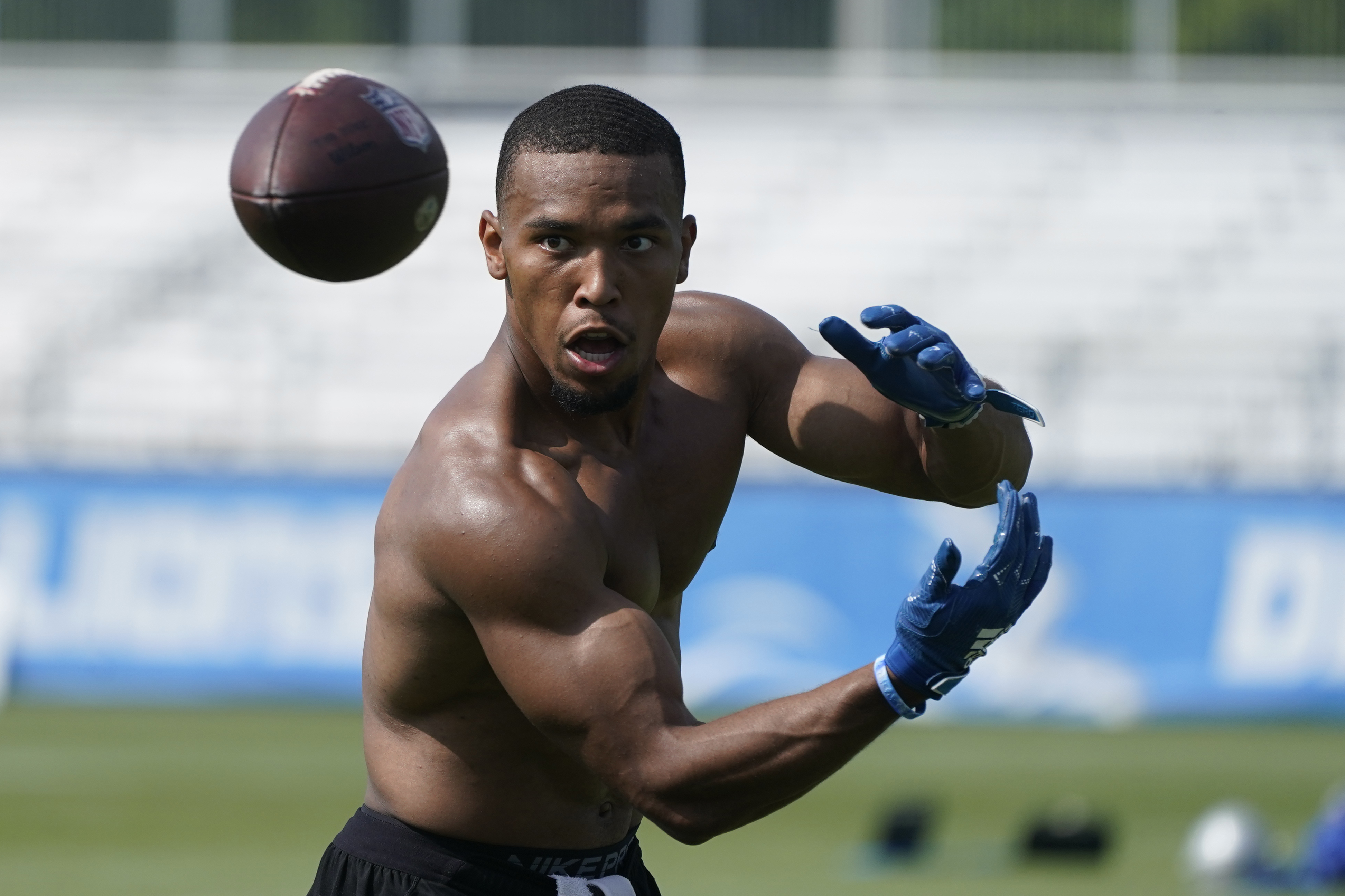 Lions WR Amon-Ra St. Brown enjoying red-hot start to camp: 'He sets the  bar' 