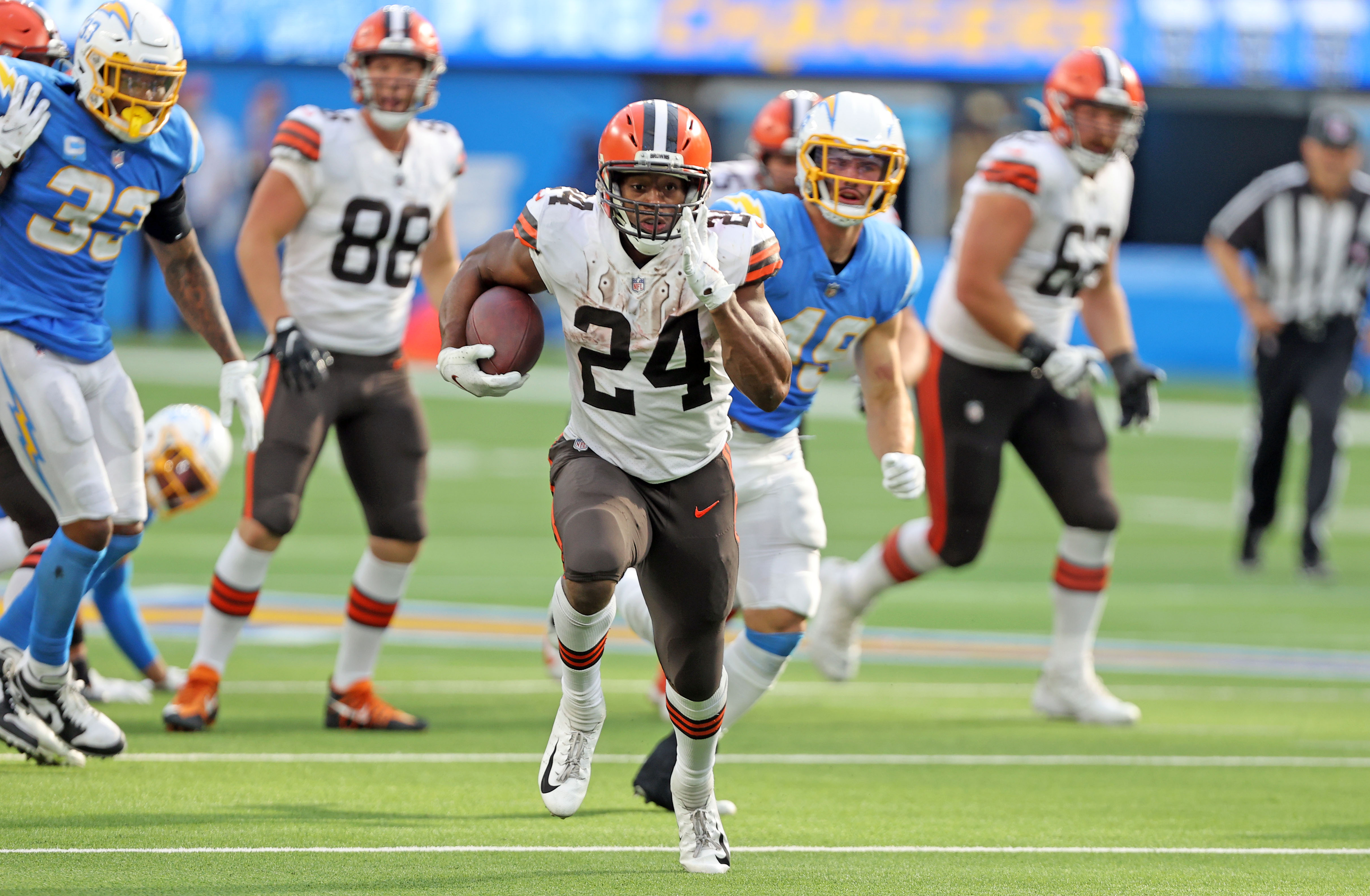 Browns star RB Chubb back from COVID list, cleared to play