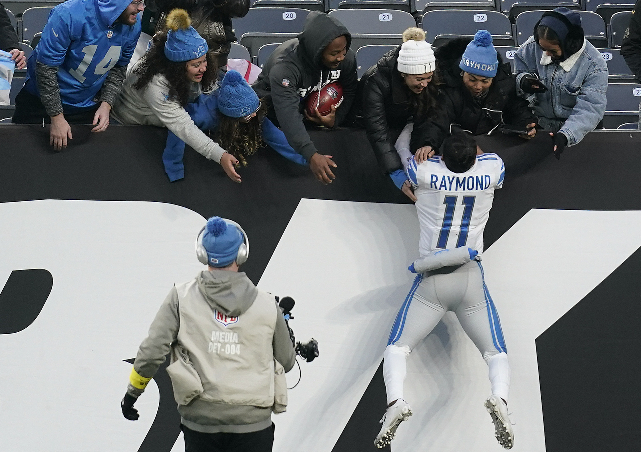 East Rutherford, NJ. 18/12/2022, Detroit Lions wide receiver Amon-Ra St.  Brown (14) makes a catch during a NFL game against the New York Jets on  Sunday, Dec. 18, 2022 in East Rutherford