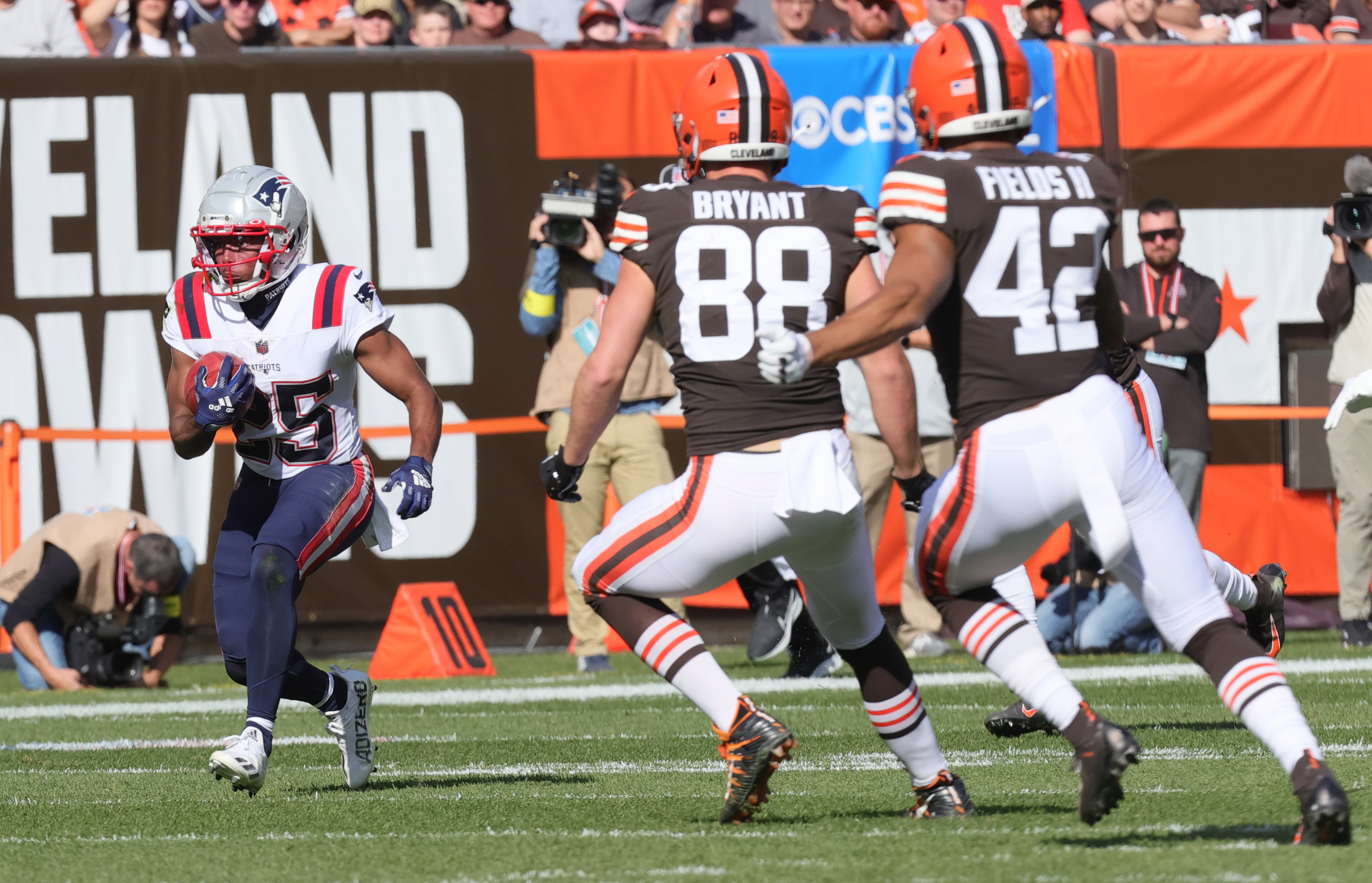 Watch Browns linebacker Tony Fields II return a deflected screen