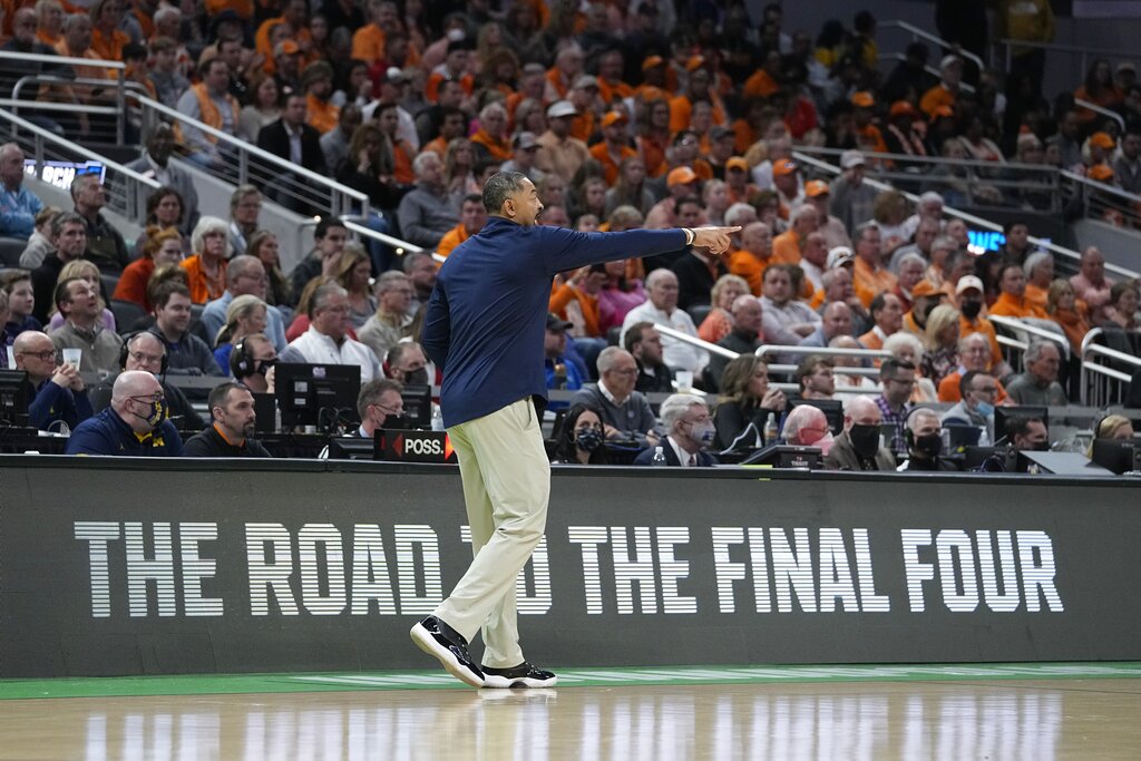 Juwan Howard consoles Tennessee's Kennedy Chandler after Michigan's upset
