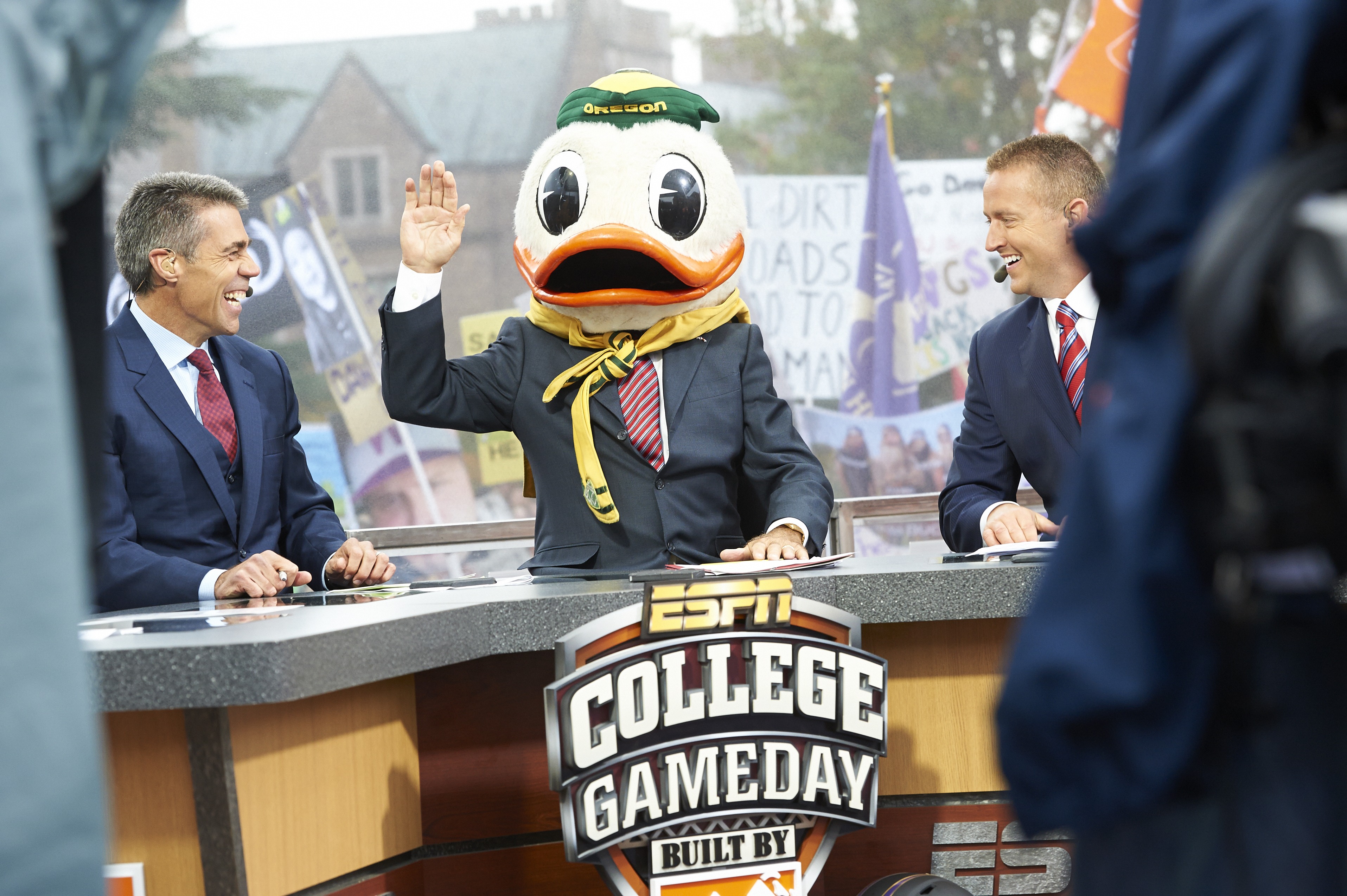 ESPN's 'College GameDay' live stream (10/15): How to watch online, TV,  time, celebrity picker named 