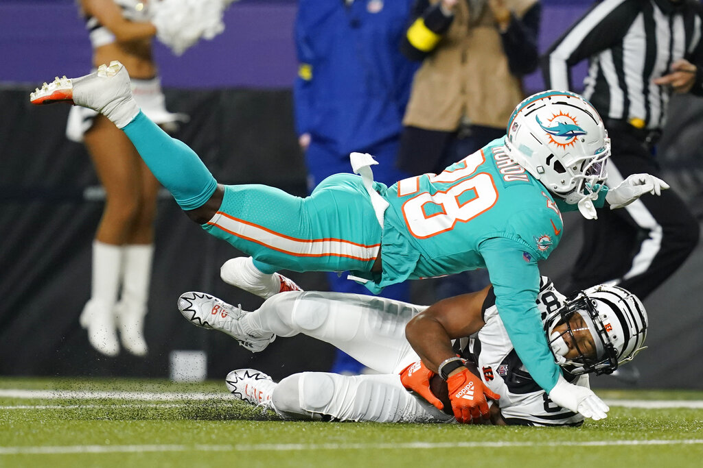 Joe Burrow pregame outfit vs. Dolphins has NFL calling 'Joey Flowers'