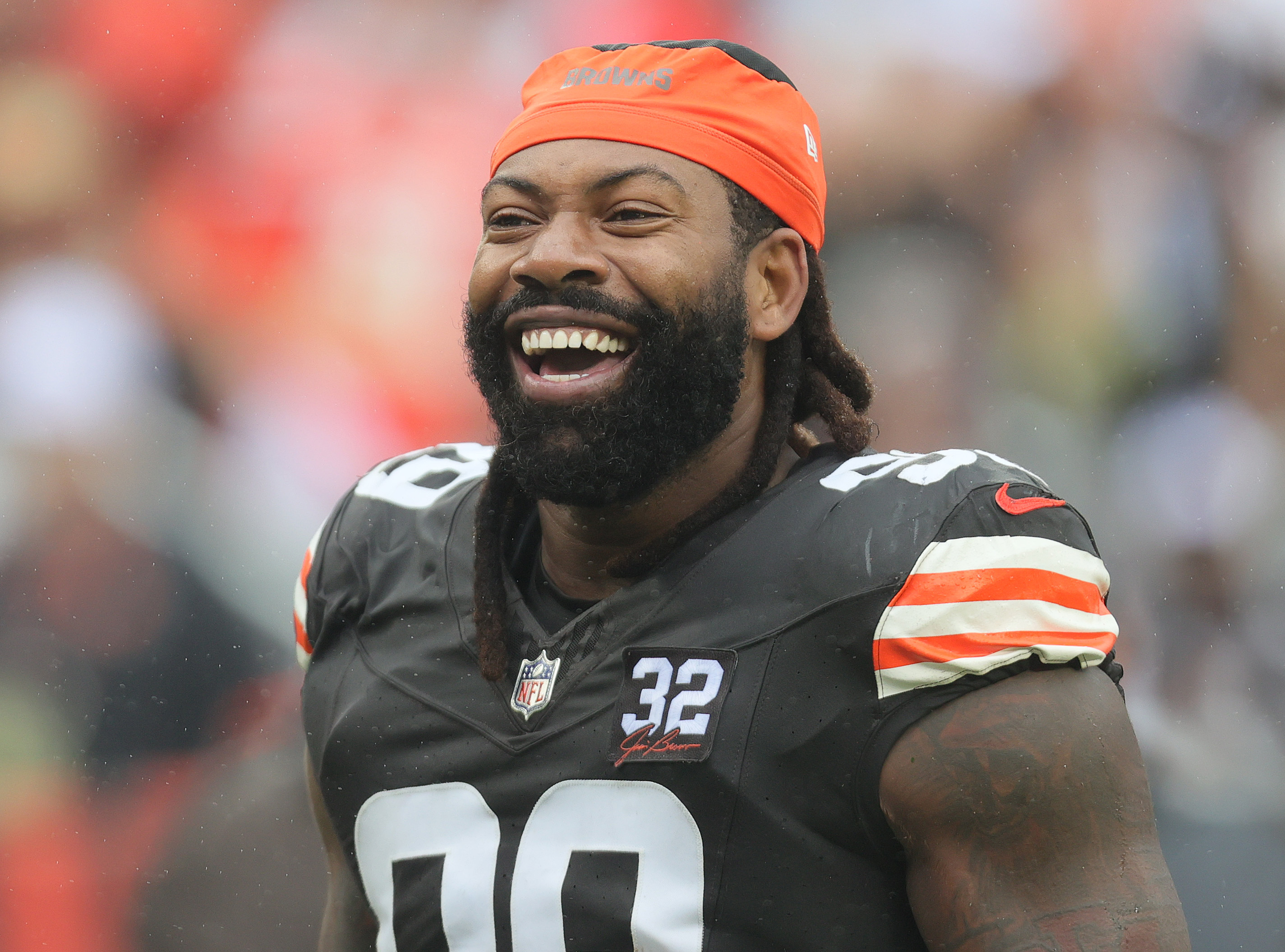 Cleveland Browns defensive end Za'Darius Smith (99) walks off of