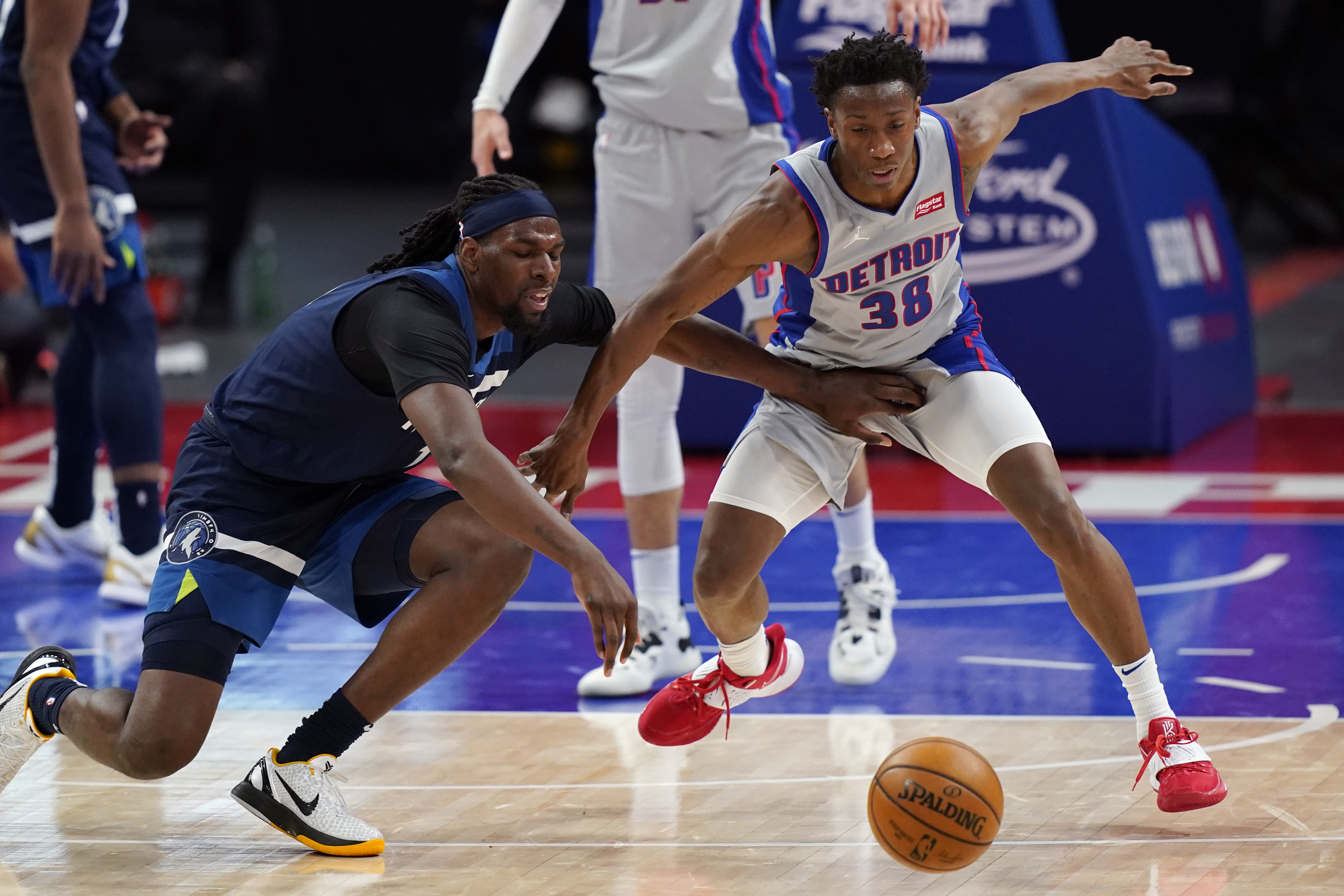Detroit Pistons reportedly re-sign guard Saben Lee to 3-year deal -  