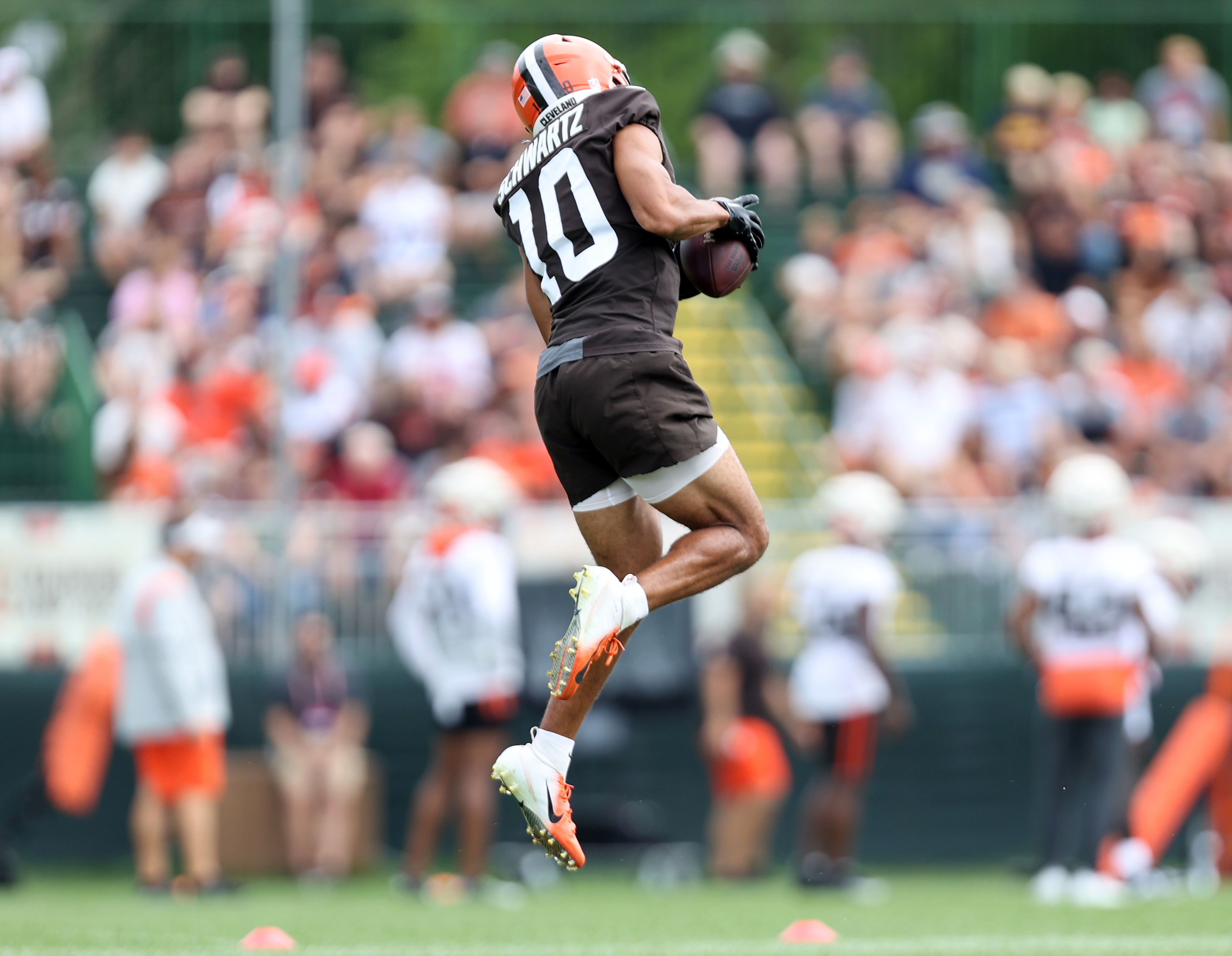 Video: Rookie Anthony Schwartz makes nice grab near sideline in practice