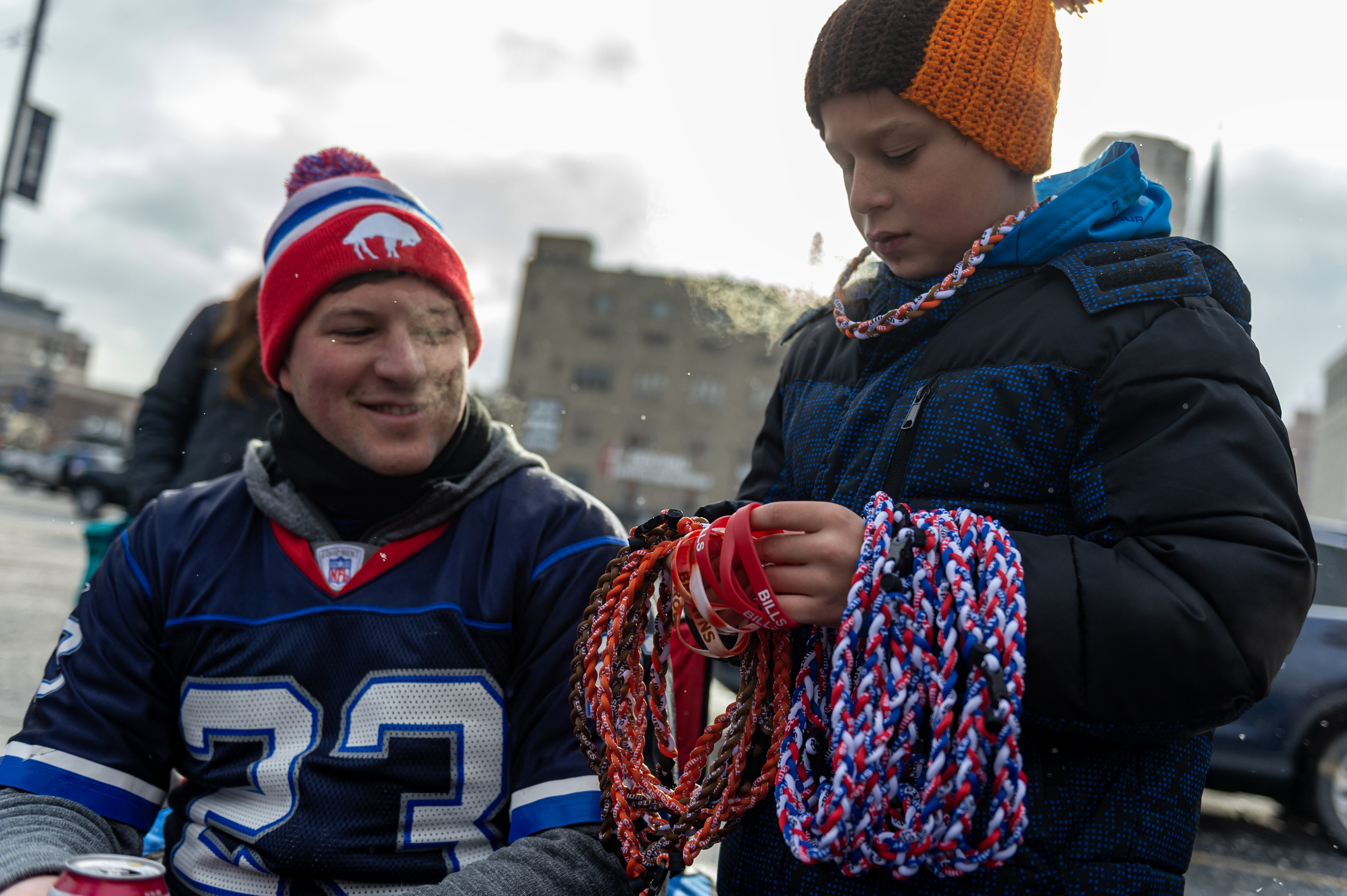 Buffalo Bills and Cleveland Browns fans tailgate in Detroit 