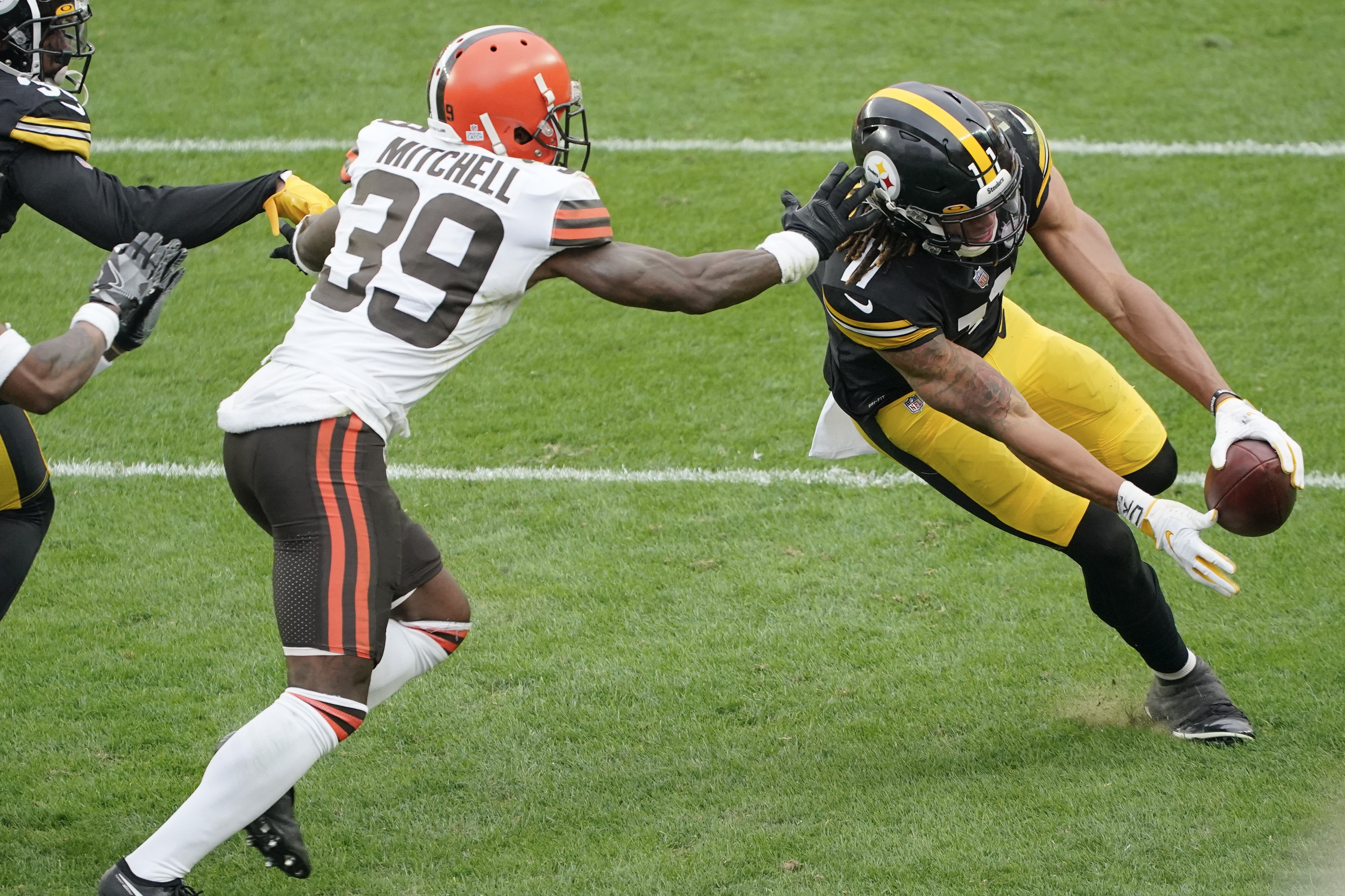 Browns' win over the Steelers ends in a helmet swing and a brawl