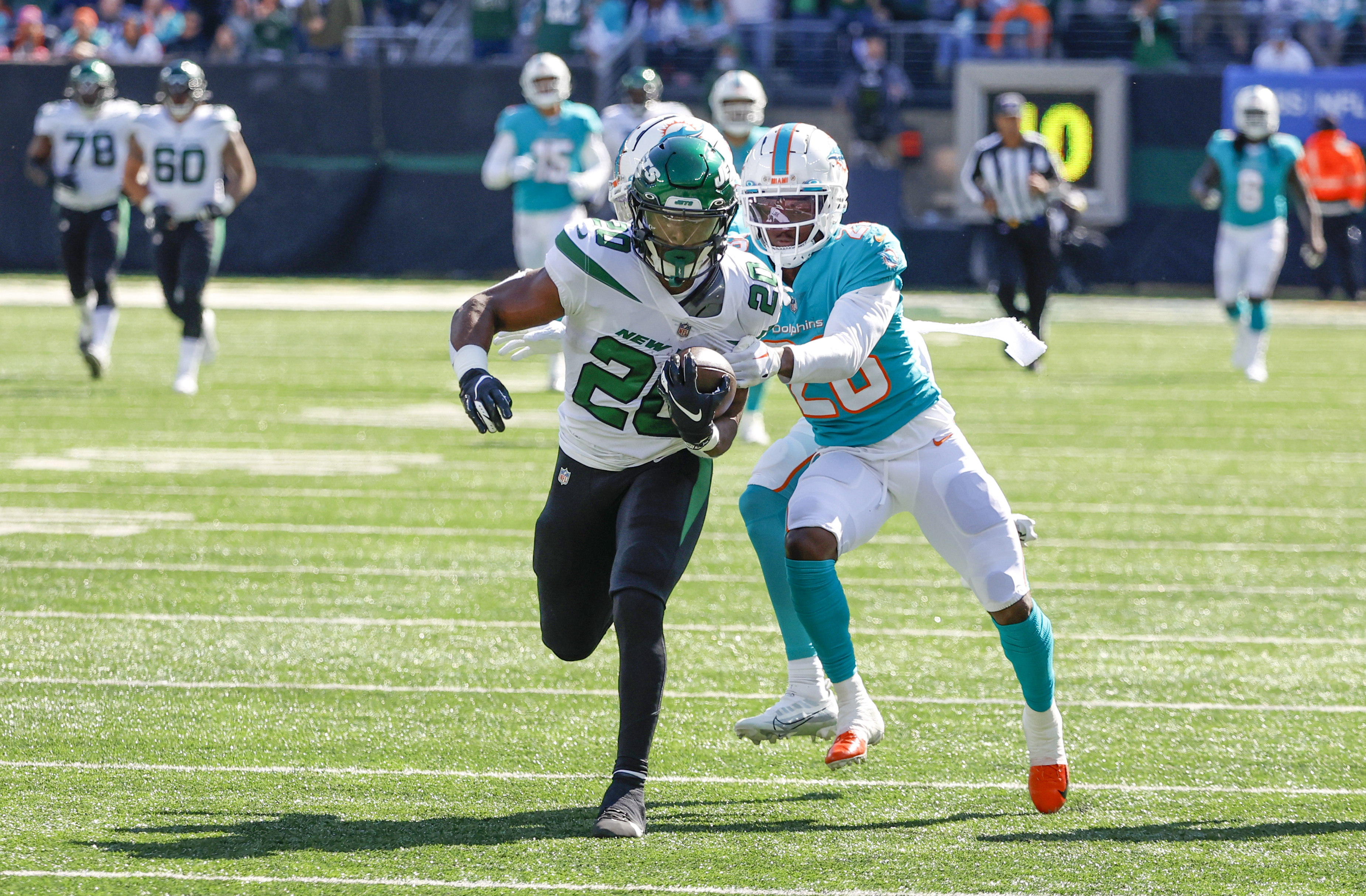 EAST RUTHERFORD, NJ - OCTOBER 09: Miami Dolphins wide receiver Tyreek Hill  (10) runs after the catch during the National Football League game between  the New York Jets and Miami Dolphins on