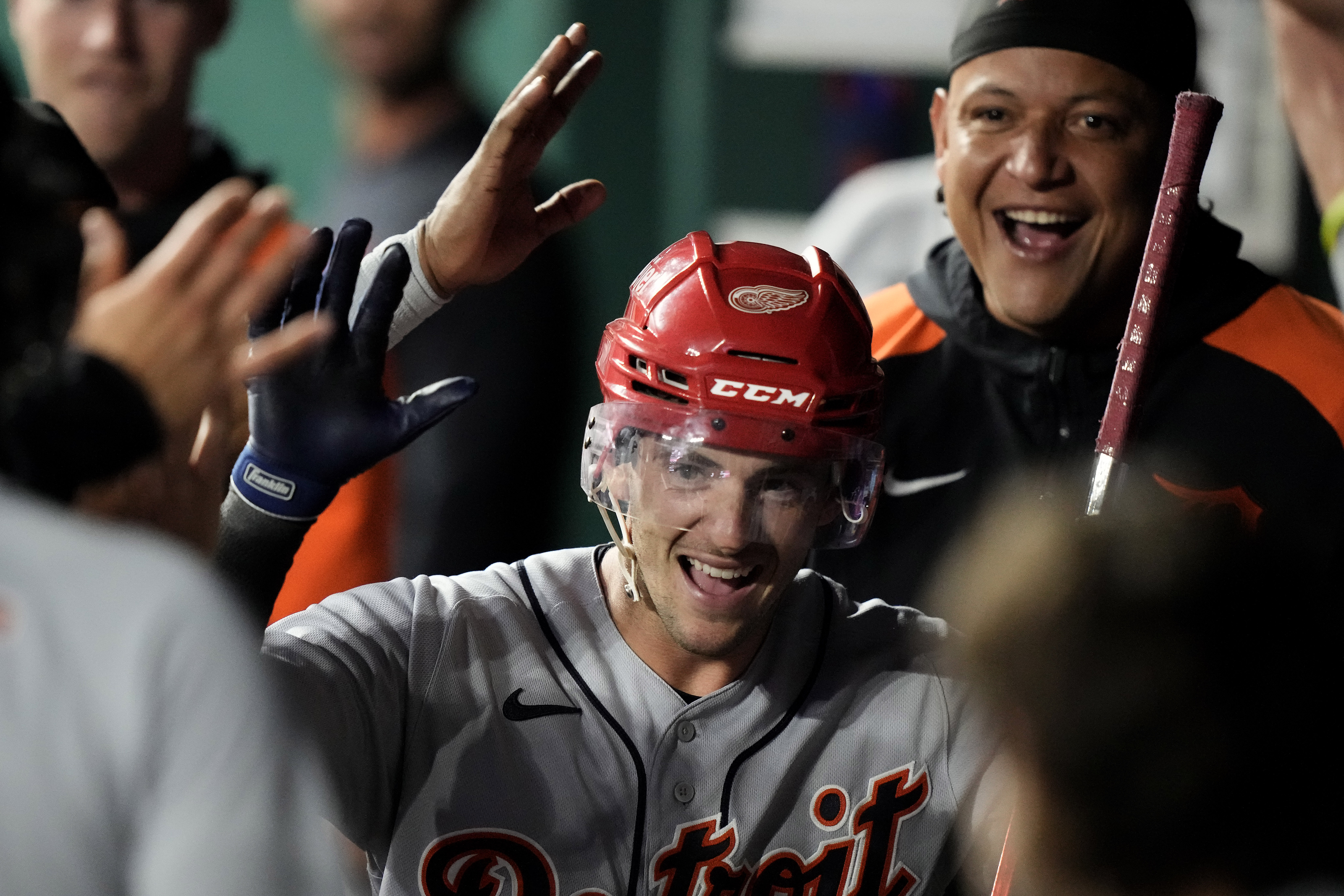 Short hits three-run home, Tigers beat Royals 6-4