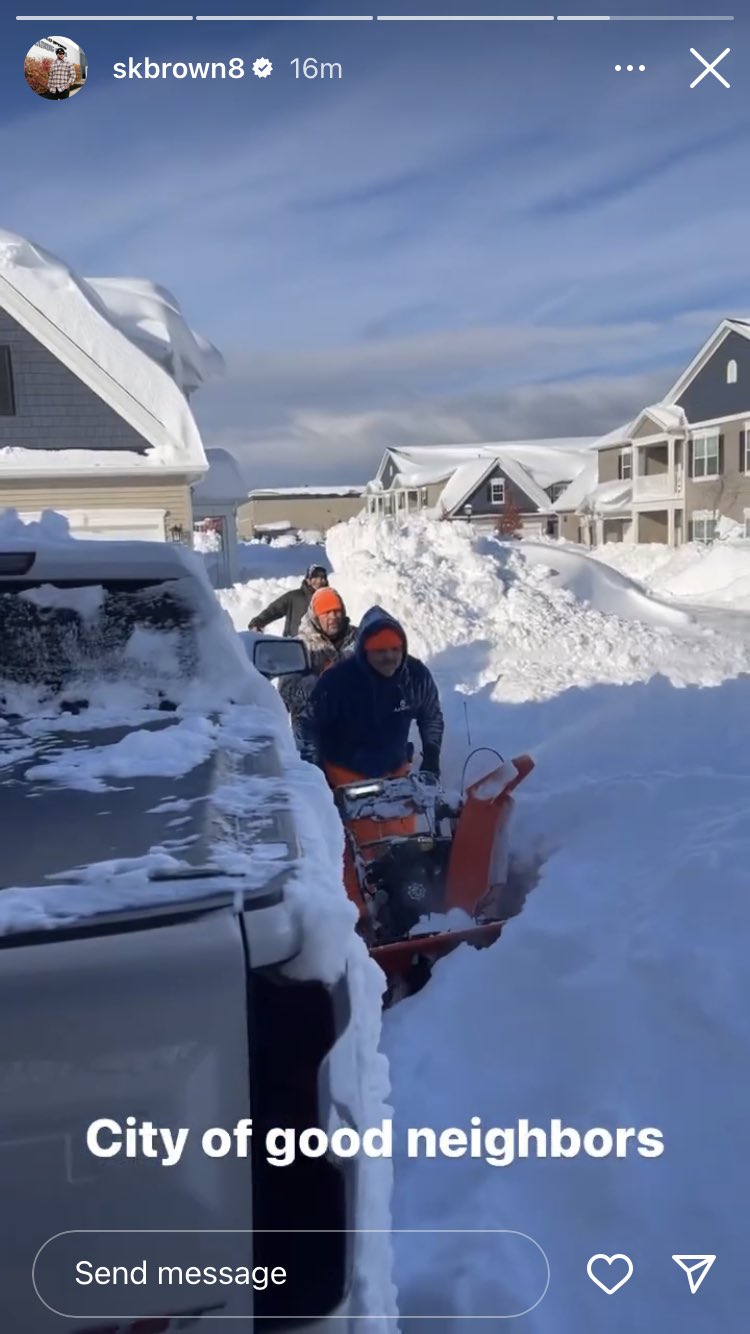 Buffallo Bills fans help players plow snow to reach the airport