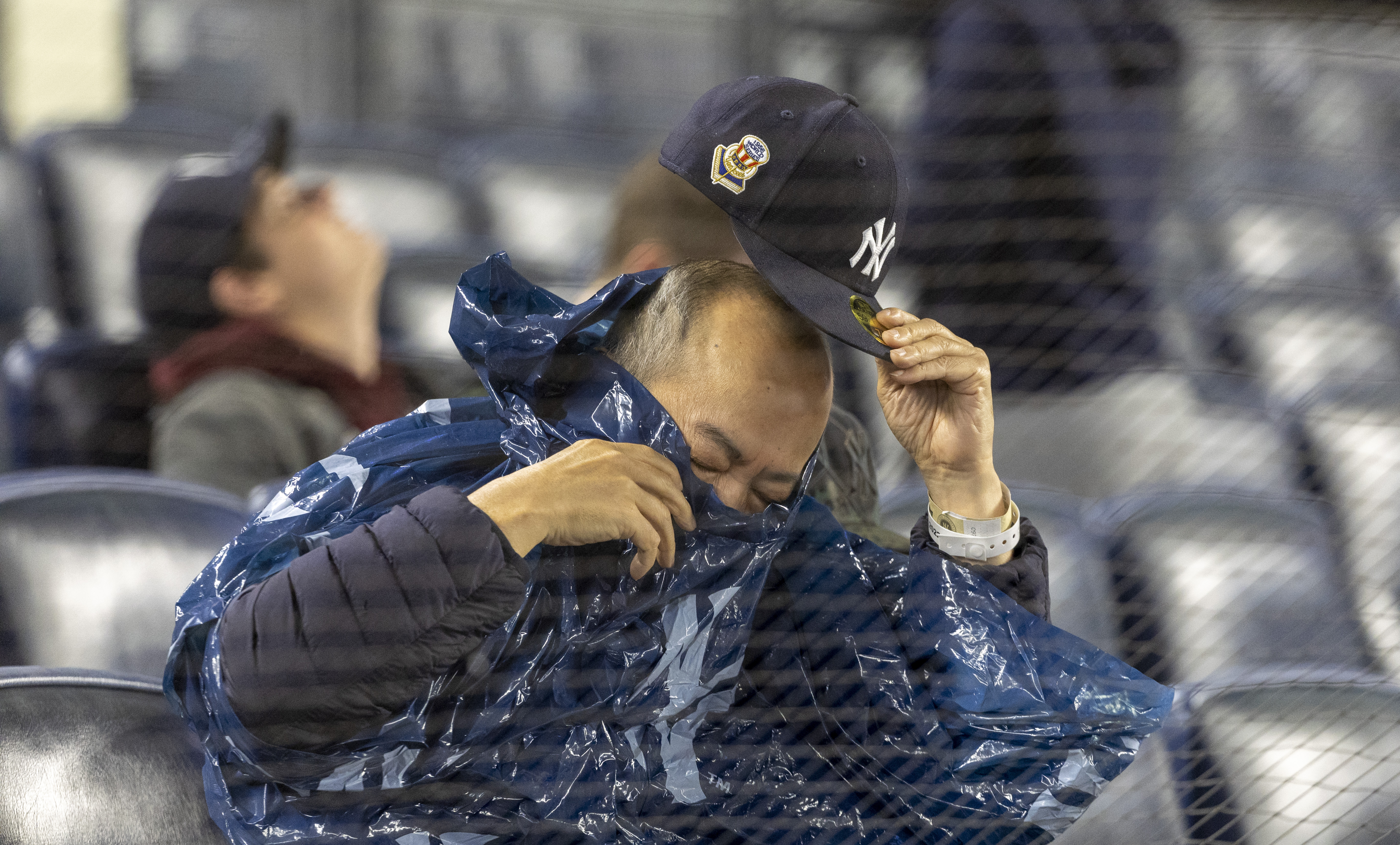 Yankees fans, including some Staten Islanders, were left out in the rain on Monday night - silive.com